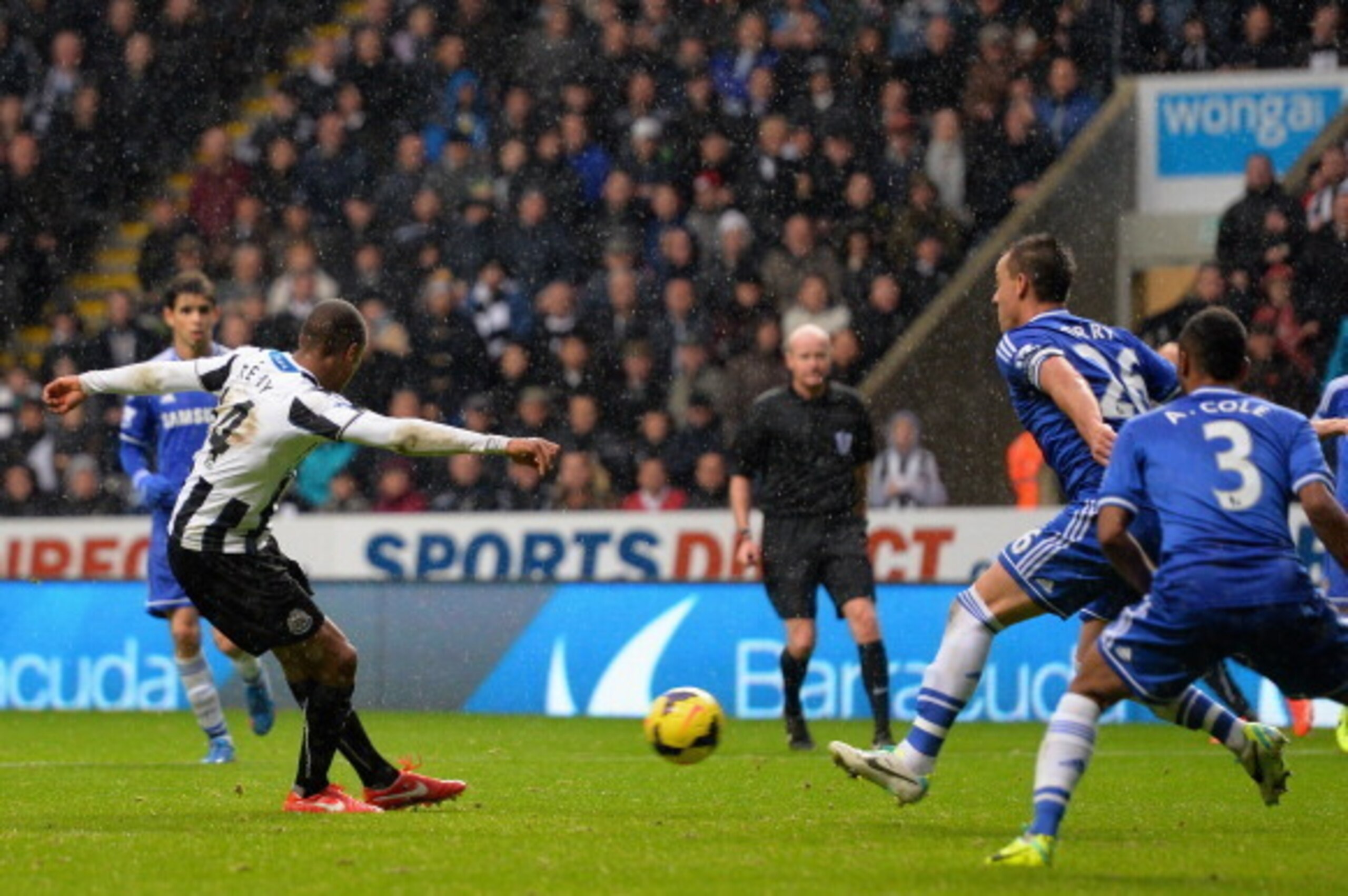 NEWCASTLE UPON TYNE, ENGLAND - NOVEMBER 02:  Loic Remy of Newcastle United scores their second goal during the Barclays Premier League match between Newcastle United and Chelsea at St James' Park on November 2, 2013 in Newcastle upon Tyne, England.  (Phot