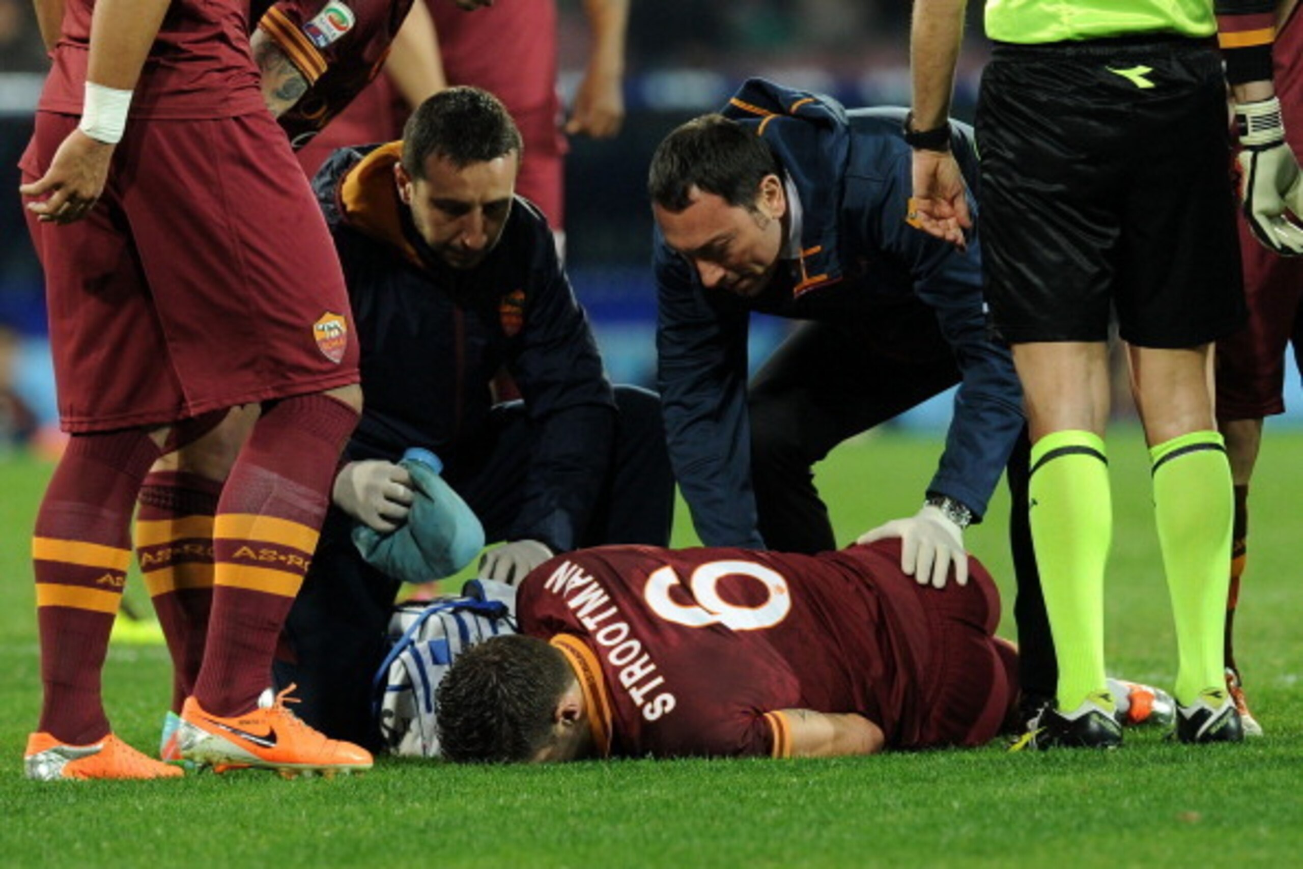 NAPLES, ITALY - MARCH 09:  Kevin Strootman of Roma lies injured during the Serie A match between SSC Napoli and AS Roma at Stadio San Paolo on March 9, 2014 in Naples, Italy.  (Photo by Giuseppe Bellini/Getty Images)