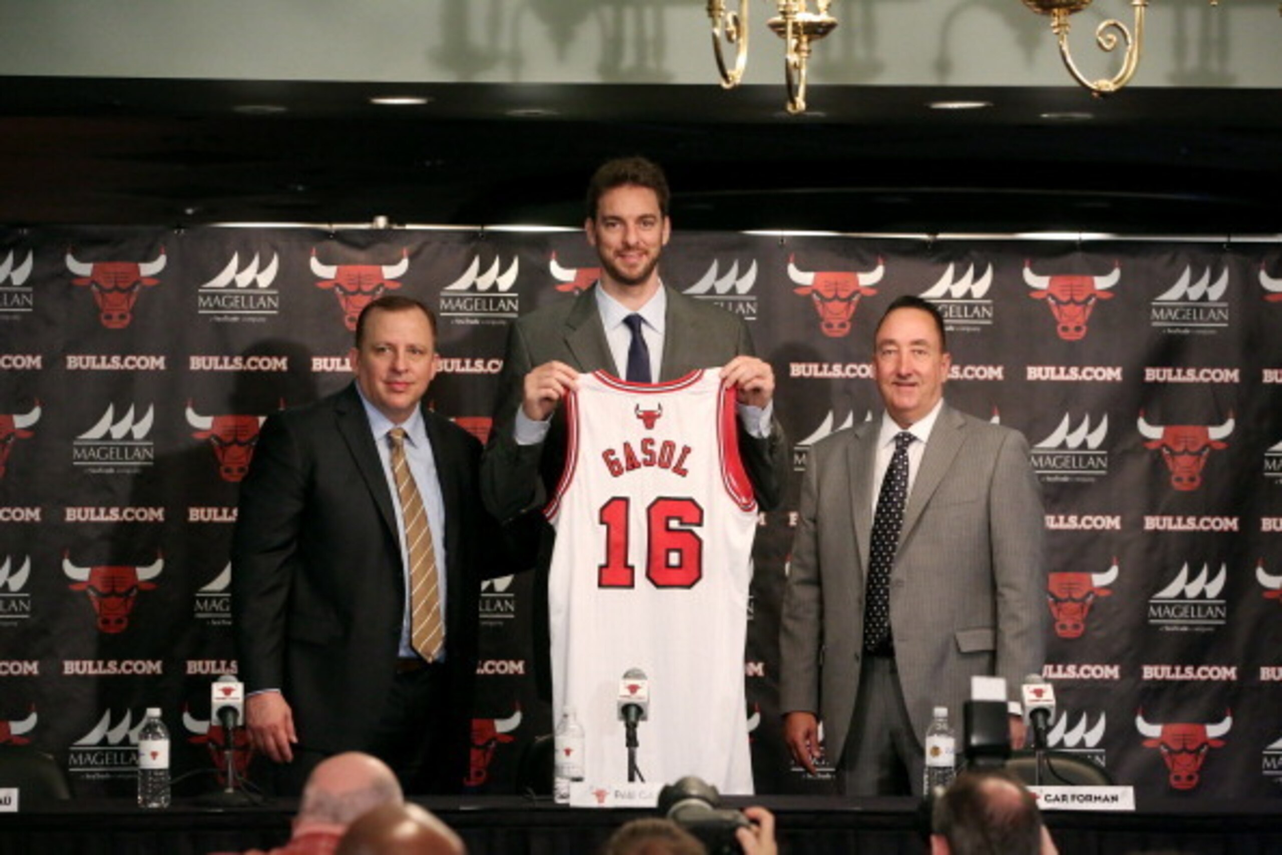 CHICAGO, IL - JULY 18: Chicago Bulls head coach Tom Thibodeau and general manager Gar Forman introduce newly-signed free agent Pau Gasol during a press conference at the United Center on July 18, 2014 in Chicago, Illinois. NOTE TO USER: User expressly a CHICAGO, IL - JULY 18: Chicago Bulls head coach Tom Thibodeau and general manager Gar Forman introduce newly-signed free agent Pau Gasol during a press conference at the United Center on July 18, 2014 in Chicago, Illinois. NOTE TO USER: User expressly a