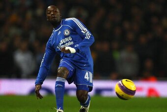 LONDON - DECEMBER 16:  Claude Makelele of Chelsea in action during the Barclays Premier League match between Arsenal and Chelsea at the Emirates Stadium on December 16, 2007 in London, England.  (Photo by Mike Hewitt/Getty Images)
