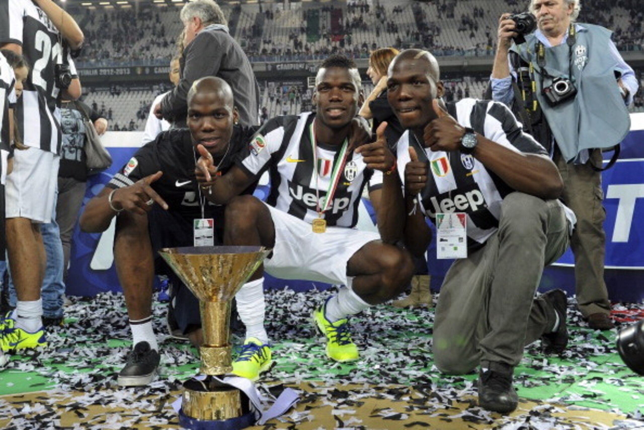 TURIN, ITALY - MAY 11:  Paul Pogba of Juventus FC ( C) celebrates with the Serie A trophy after the Serie A match between Juventus and Cagliari Calcio at Juventus Arena on May 11, 2013 in Turin, Italy.  (Photo by Claudio Villa/Getty Images)
