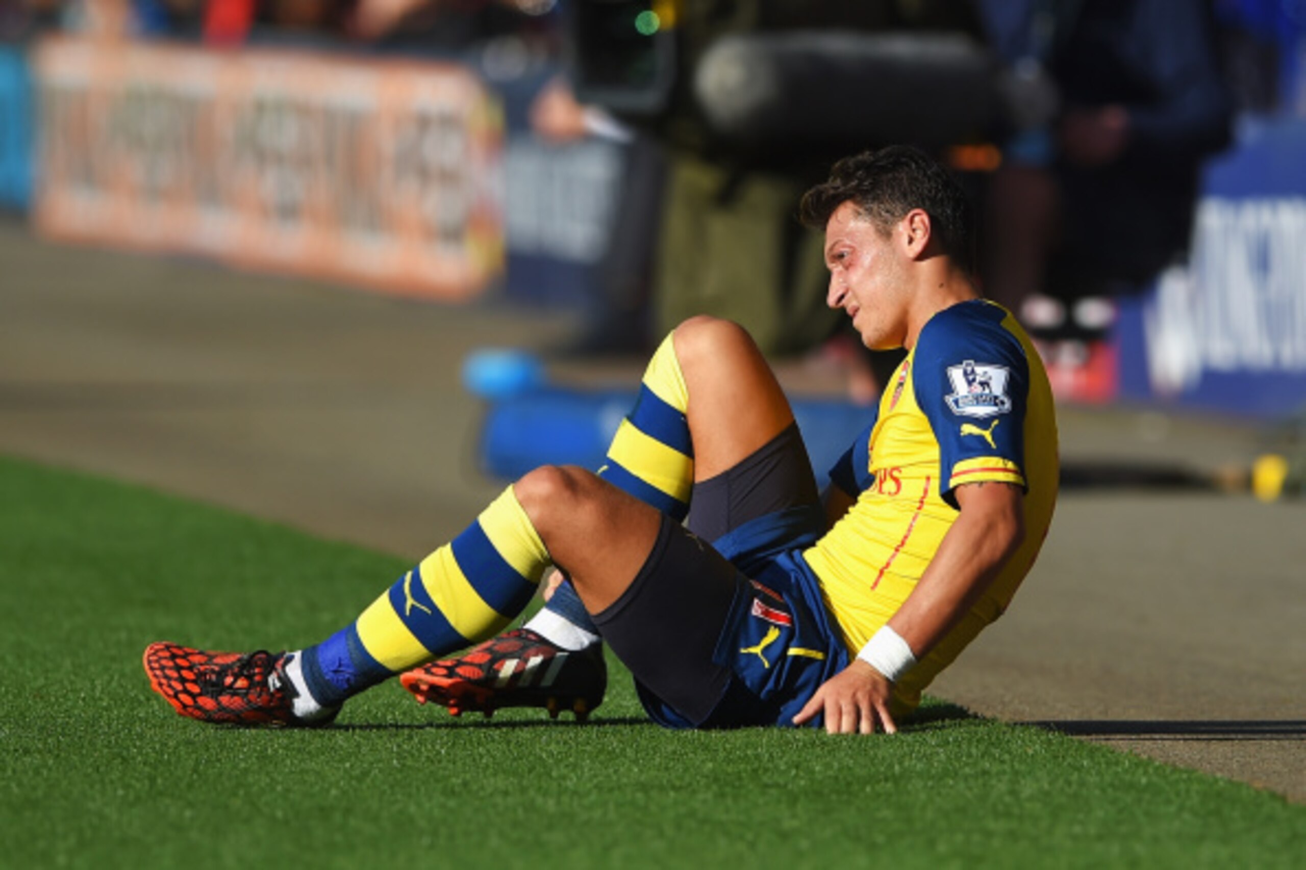 LEICESTER, ENGLAND - AUGUST 31:  Mesut Oezil of Arsenal grimaces during the Barclays Premier League match between Leicester City and Arsenal at The King Power Stadium on August 31, 2014 in Leicester, England.  (Photo by Michael Regan/Getty Images)
