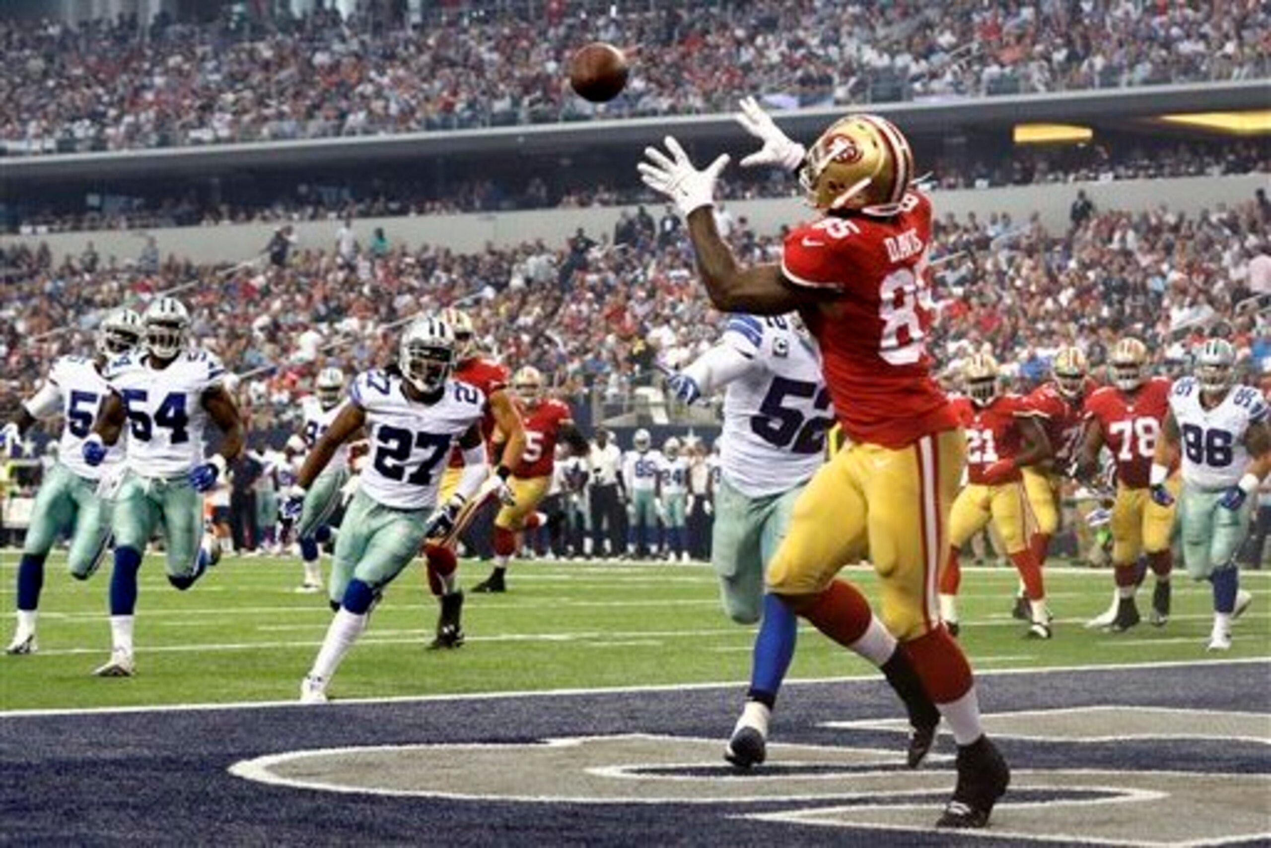 Tight end Vernon Davis hauled in two touchdowns versus Dallas in Week 1.