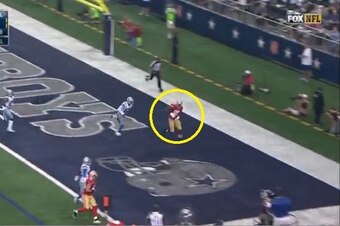 Davis hauls in his second touchdown of the day.
