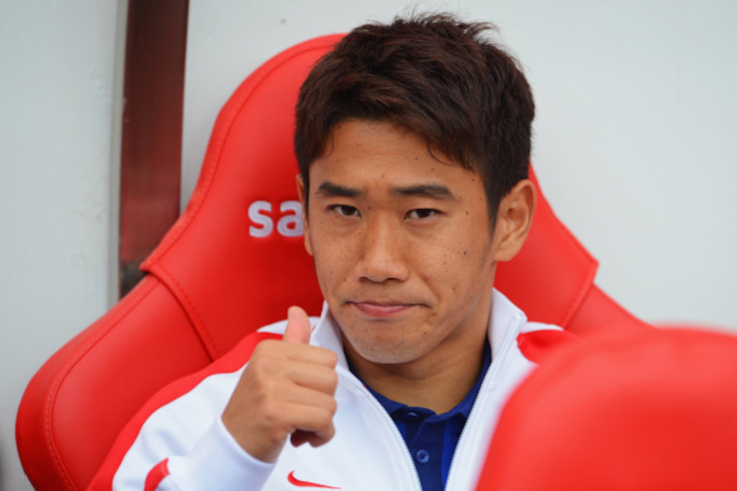 SUNDERLAND, ENGLAND - AUGUST 24: Shinji Kagawa of Manchester United gives the thumbs up from the bench prior to the Barclays Premier League match between Sunderland and Manchester United at Stadium of Light on August 24, 2014 in Sunderland, England.  (Pho