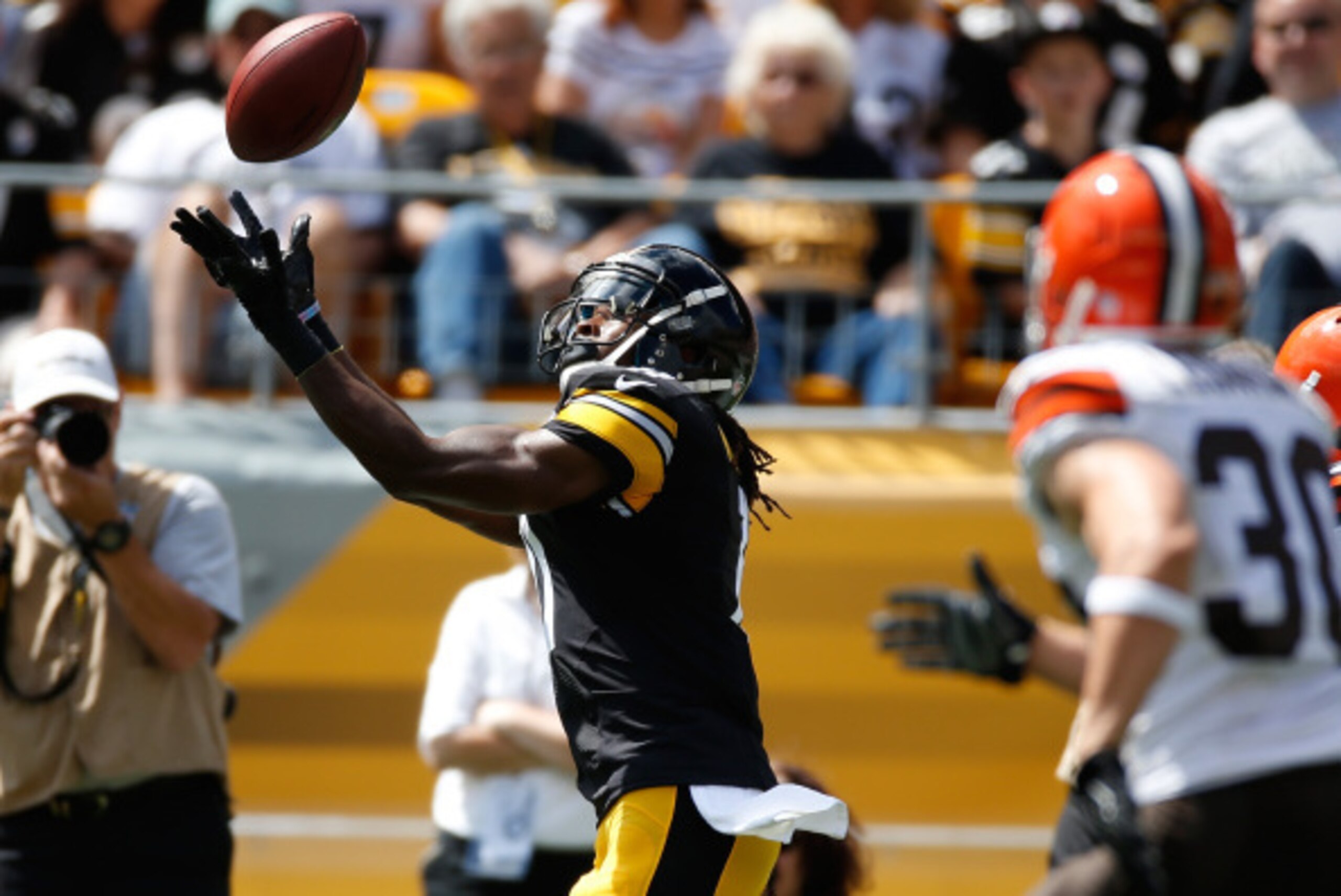 PITTSBURGH, PA - SEPTEMBER 7:  Markus Wheaton #11 of the Pittsburgh Steelers catches the ball for a first down during the first quarter against the Cleveland Browns at Heinz Field on September 7, 2014 in Pittsburgh, Pennsylvania.  (Photo by Gregory Shamus