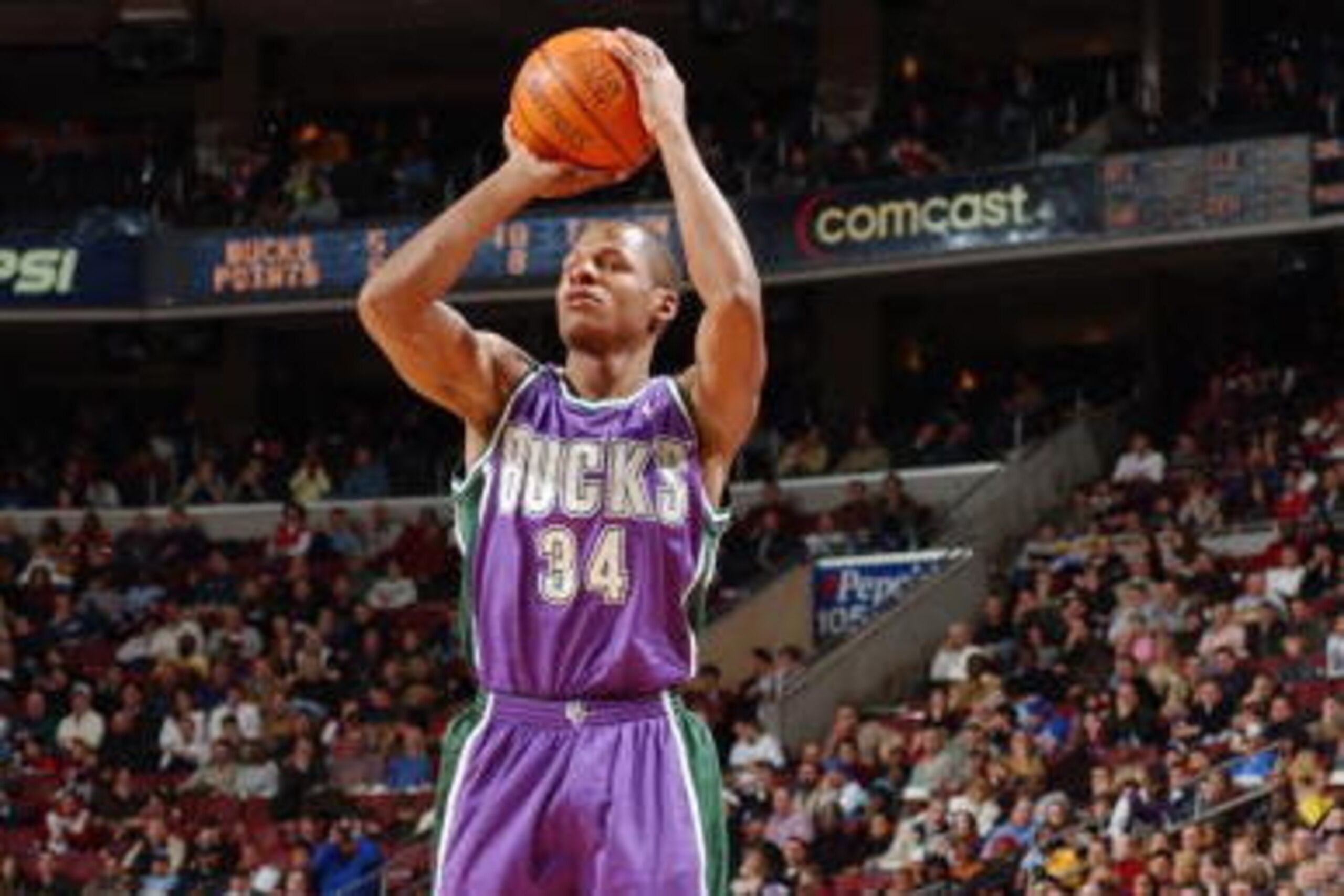 PHILADELPHIA - JANUARY 17:  Ray Allen #34 of the Milwaukee Bucks shoots a jump shot against the Philadelphia 76ers during the game at First Union Center on January 17, 2003 in Philadelphia, Pennsylvania.  The Bucks won 99-95.  NOTE TO USER: User expressly