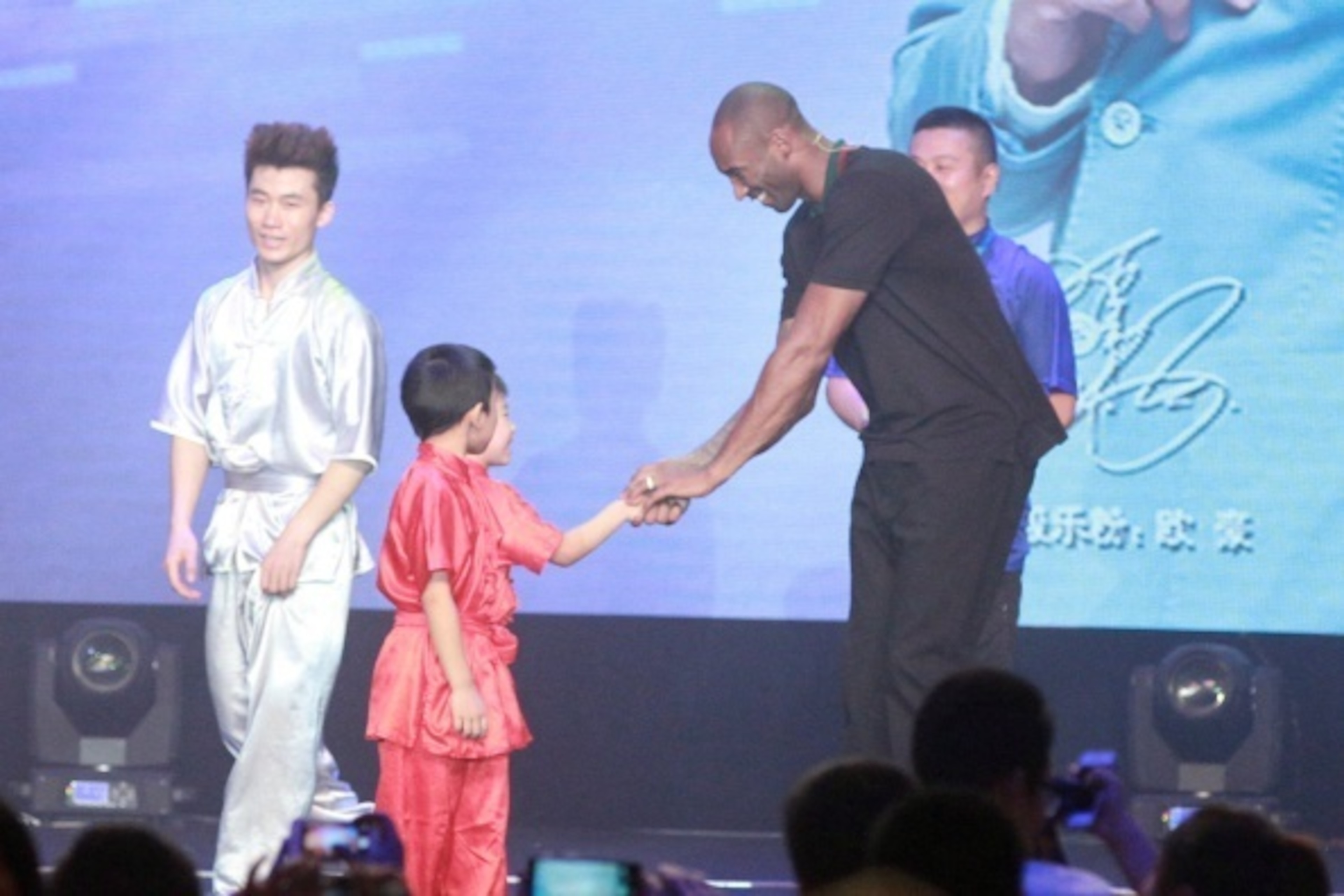 BEIJING, CHINA - AUGUST 05: (CHINA OUT) NBA player Kobe Bryant shakes hands with a boy during a new product release conference of Lenovo on August 5, 2014 in Beijing, China. (Photo by ChinaFotoPress/ChinaFotoPress via Getty Images) BEIJING, CHINA - AUGUST 05: (CHINA OUT) NBA player Kobe Bryant shakes hands with a boy during a new product release conference of Lenovo on August 5, 2014 in Beijing, China. (Photo by ChinaFotoPress/ChinaFotoPress via Getty Images)