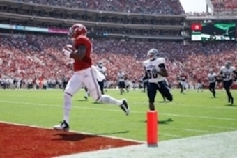 Sep 6, 2014; Tuscaloosa, AL, USA; Alabama Crimson Tide running back Kenyan Drake (17) scores against the Florida Atlantic Owls at Bryant-Denny Stadium. Mandatory Credit: Marvin Gentry-USA TODAY Sports