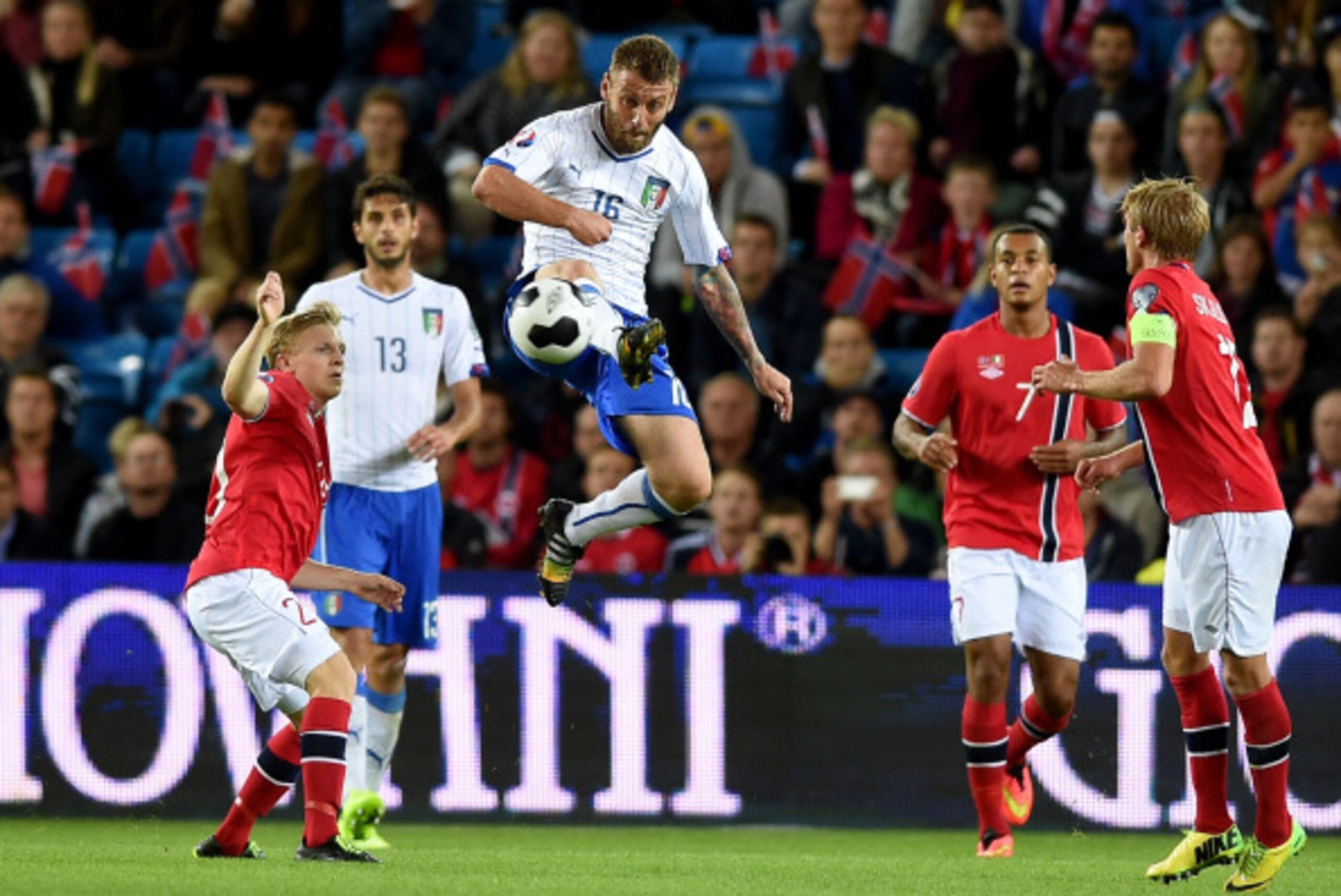 OSLO, NORWAY - SEPTEMBER 09:  Daniele De Rossi of Italy (C) in action during the UEFA EURO 2016 qualifier match between Norway and Italy at Ullevaal Stadion on September 9, 2014 in Oslo, Norway.  (Photo by Claudio Villa/Getty Images)