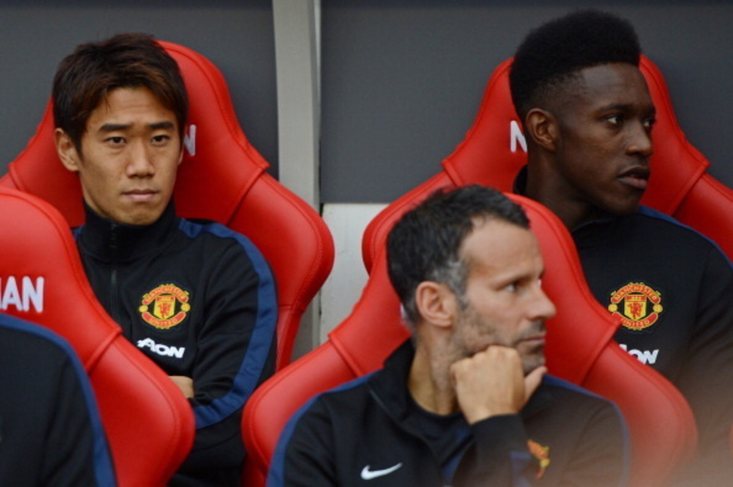 SUNDERLAND, ENGLAND - OCTOBER 05:  Shinji Kagawa (L), Danny Welbeck (R) and Ryan Giggs of Manchester United look on from the bench prior to the Barclays Premier League match between Sunderland and Manchester United at the Stadium of Light on October 5, 20