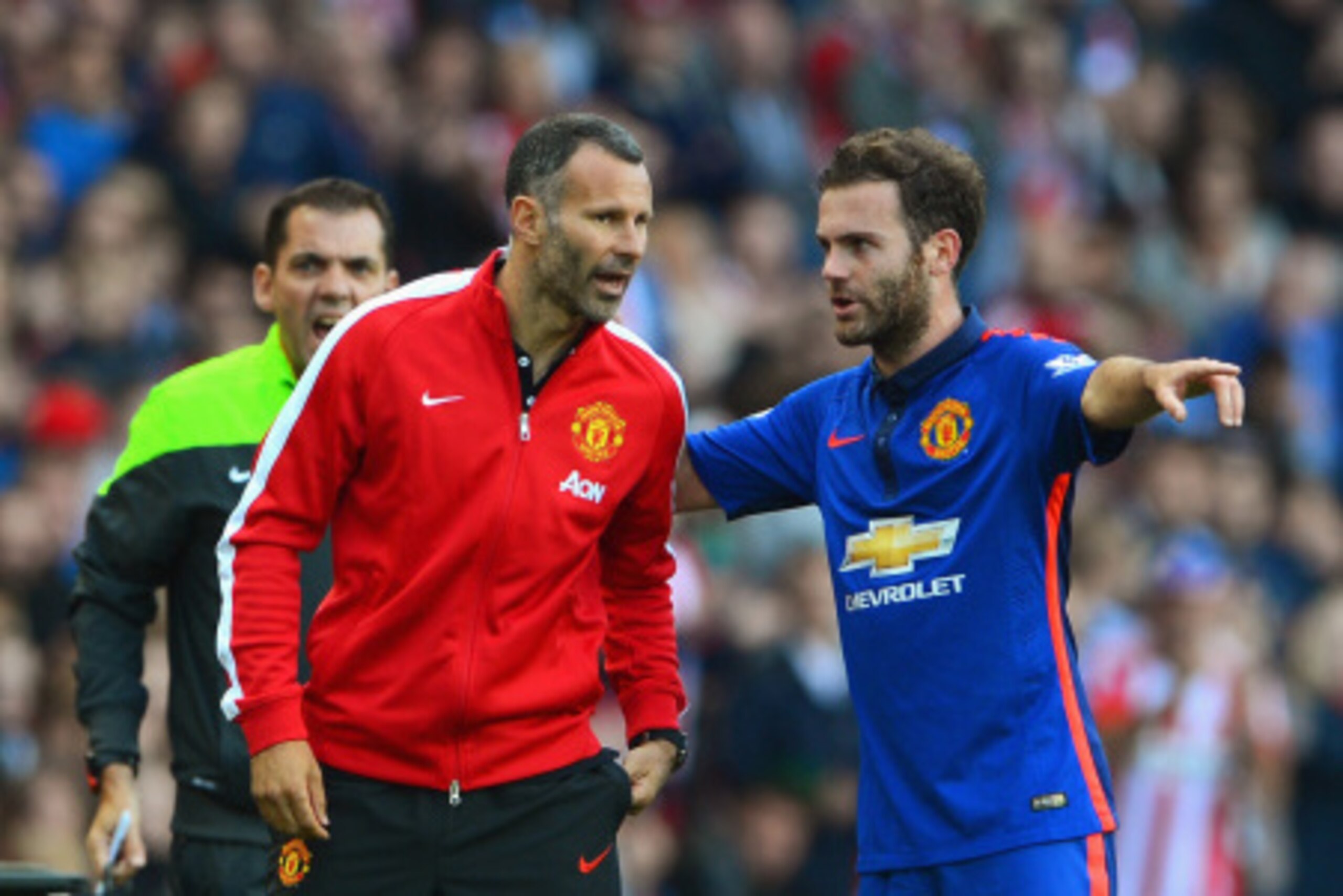 SUNDERLAND, ENGLAND - AUGUST 24:  Juan Mata of Manchester United talks to assistant manager Ryan Giggs during the Barclays Premier League match between Sunderland and Manchester United at Stadium of Light on August 24, 2014 in Sunderland, England.  (Photo