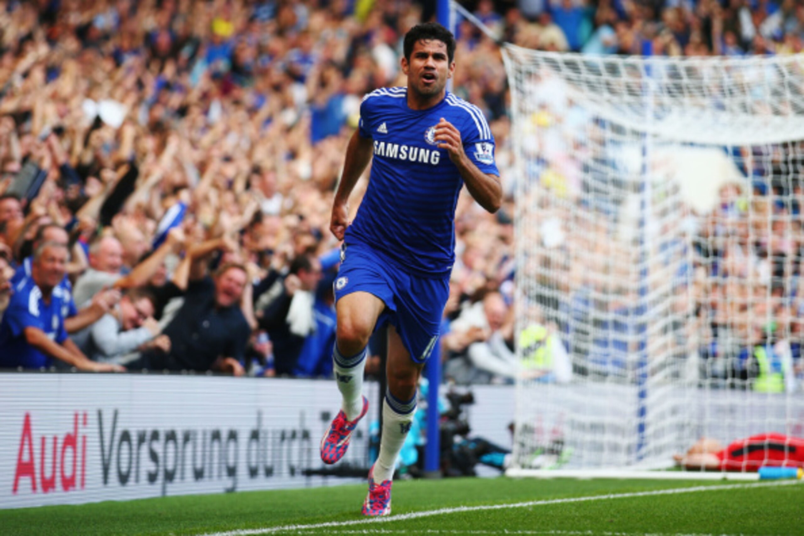 LONDON, ENGLAND - AUGUST 23:  Diego Costa of Chelsea celebrates as he scores their first goal during the Barclays Premier League match between Chelsea and Leicester City at Stamford Bridge on August 23, 2014 in London, England.  (Photo by Paul Gilham/Gett