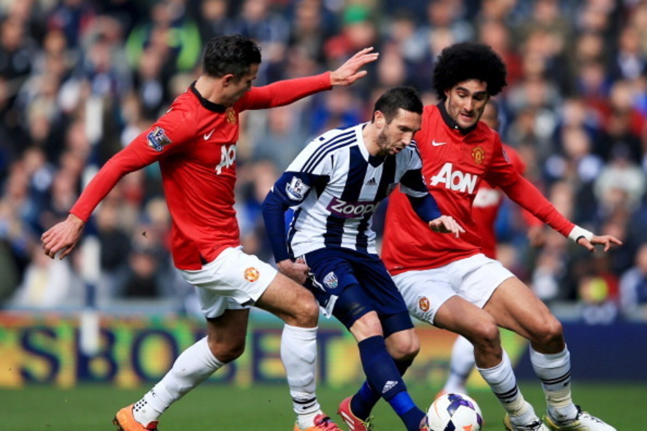 WEST BROMWICH, ENGLAND - MARCH 08:  Morgan Amalfitano of West Bromwich Albion takes on Robin van Persie (L) and Marouane Fellaini of Manchester United (R) during the Barclays Premier League match between West Bromwich Albion and Manchester United at The H