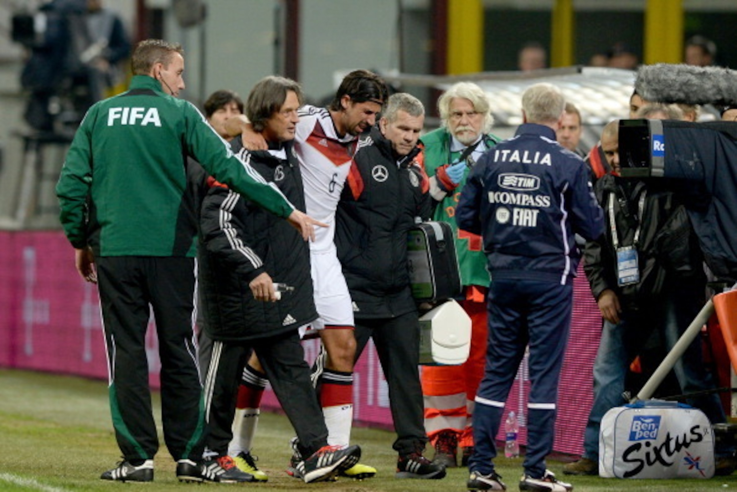 MILAN, ITALY - NOVEMBER 15:  Sami Khedira of Germany walks injured off the pitch  during the international friendly match between Italy and Germany at Giuseppe Meazza stadium on November 15, 2013 in Milan, Italy.  (Photo by Claudio Villa/Getty Images)