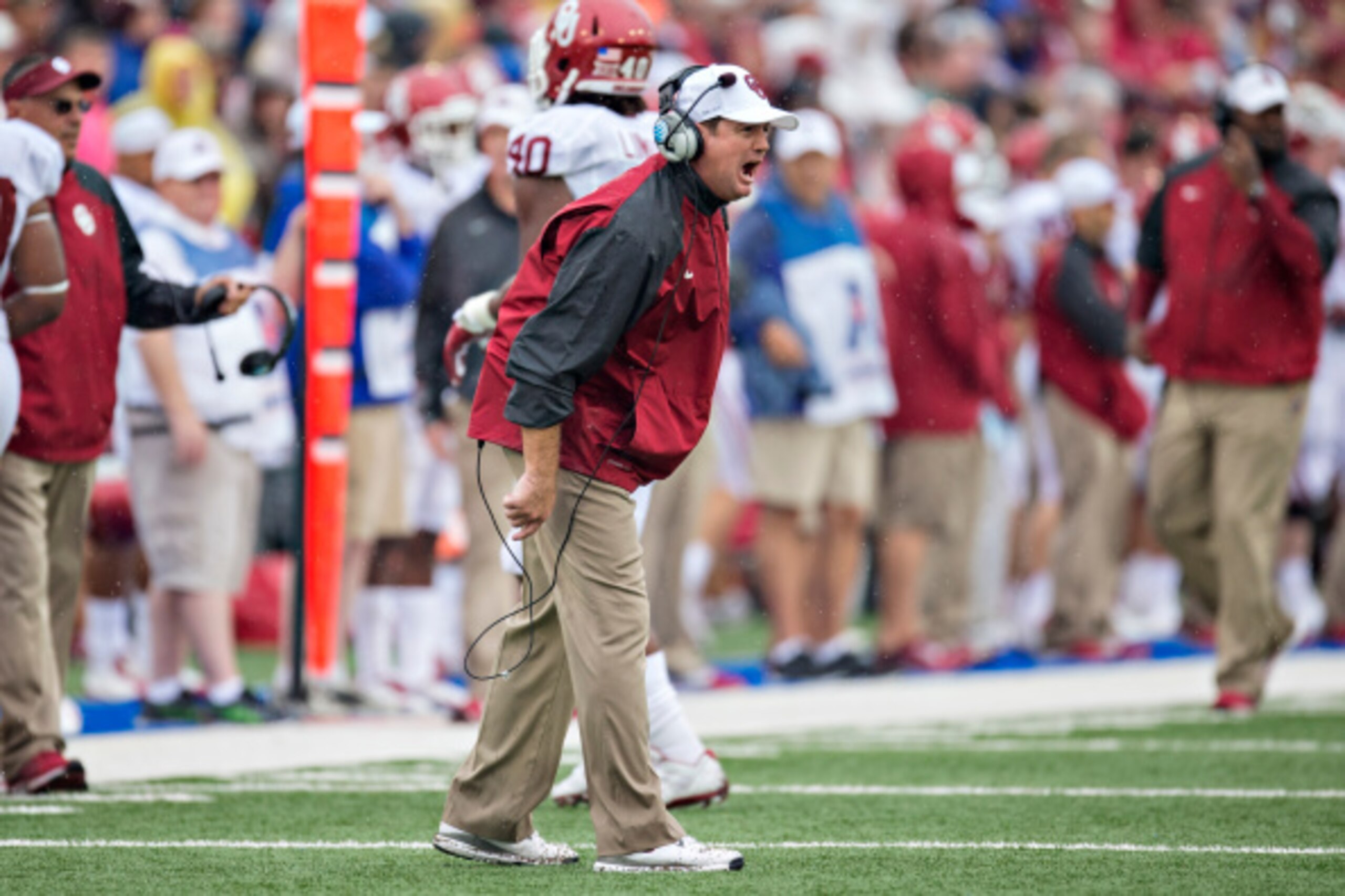 TULSA, OK - SEPTEMBER 6:  Head Coach Bob Stoops of the Oklahoma Sooners yells at his team on the field during a game against the Tulsa Golden Hurricanes at H.A. Chapman Stadium on September 6, 2014 in Tulsa, Oklahoma.  (Photo by Wesley Hitt/Getty Images)