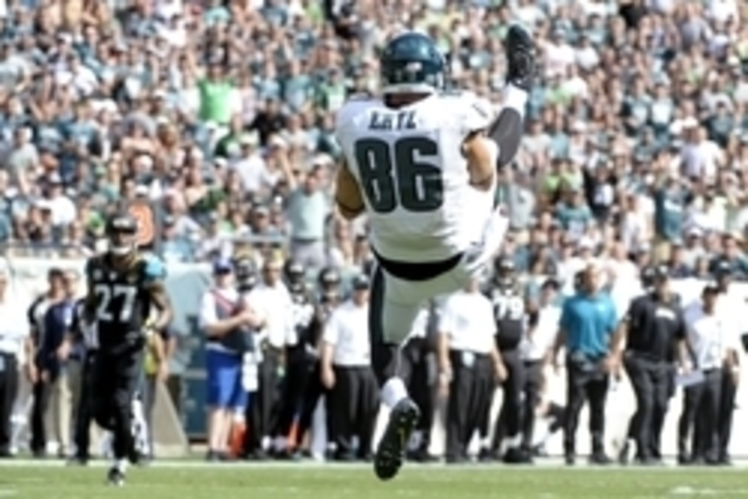 Sep 7, 2014; Philadelphia, PA, USA; Philadelphia Eagles tight end Zach Ertz (86) makes a 25-yard touchdown catch in the third quarter against the Jacksonville Jaguars at Lincoln Financial Field. Mandatory Credit: Eric Hartline-USA TODAY Sports