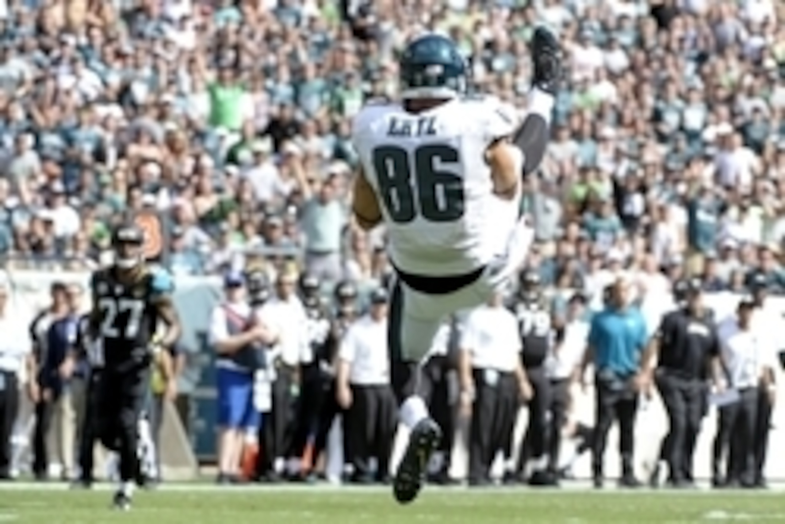 Sep 7, 2014; Philadelphia, PA, USA; Philadelphia Eagles tight end Zach Ertz (86) makes a 25-yard touchdown catch in the third quarter against the Jacksonville Jaguars at Lincoln Financial Field. Mandatory Credit: Eric Hartline-USA TODAY Sports