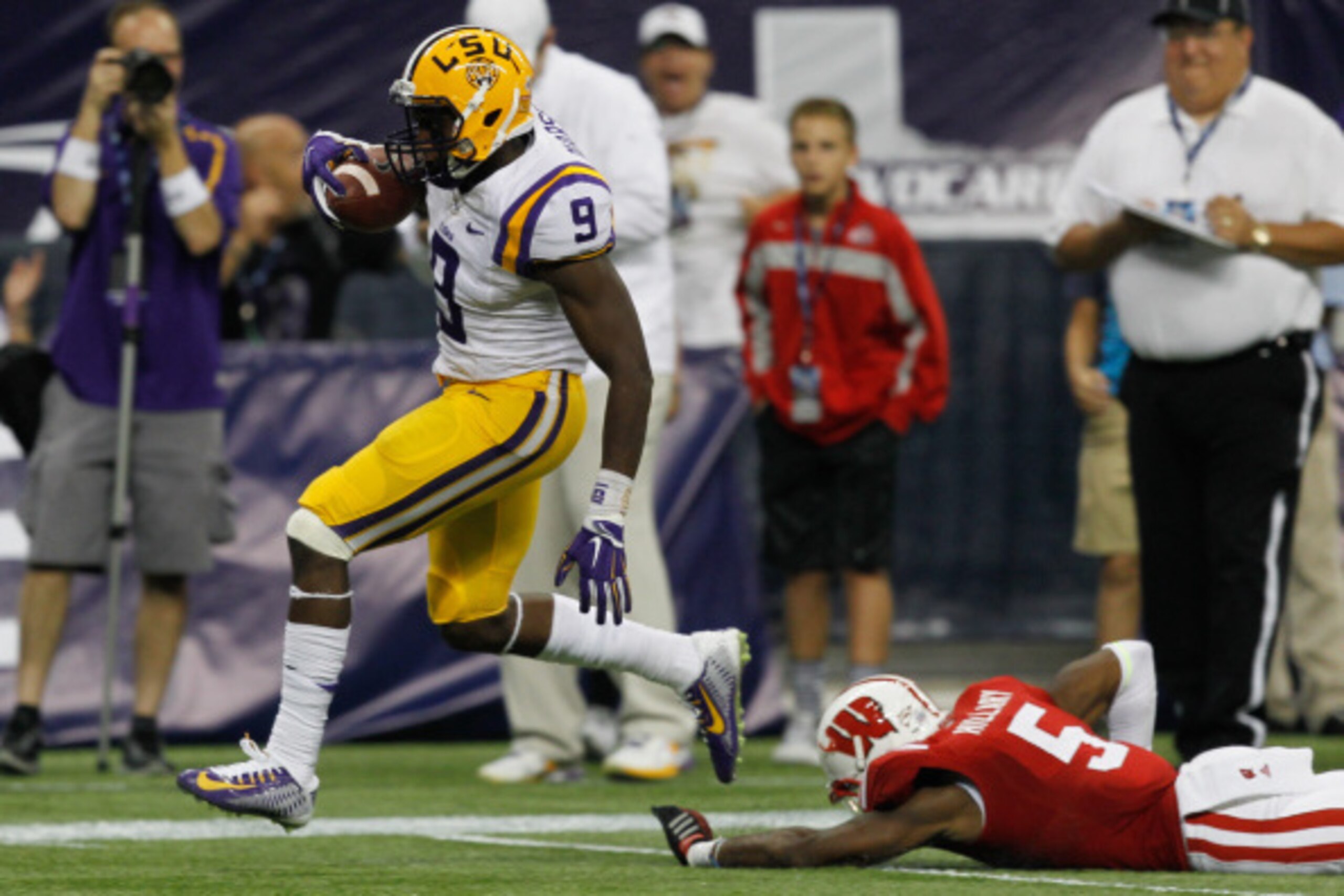 HOUSTON, TX - AUGUST 30: John Diarse #9 of the LSU Tigers scores on a 36 yard pass in the fouth quarter as Darius Hillary #5 of the Wisconsin Badgers can't make the tackle at NRG Stadium on August 30, 2014 in Houston, Texas. (Photo by Bob Levey/Getty Im HOUSTON, TX - AUGUST 30: John Diarse #9 of the LSU Tigers scores on a 36 yard pass in the fouth quarter as Darius Hillary #5 of the Wisconsin Badgers can't make the tackle at NRG Stadium on August 30, 2014 in Houston, Texas. (Photo by Bob Levey/Getty Im