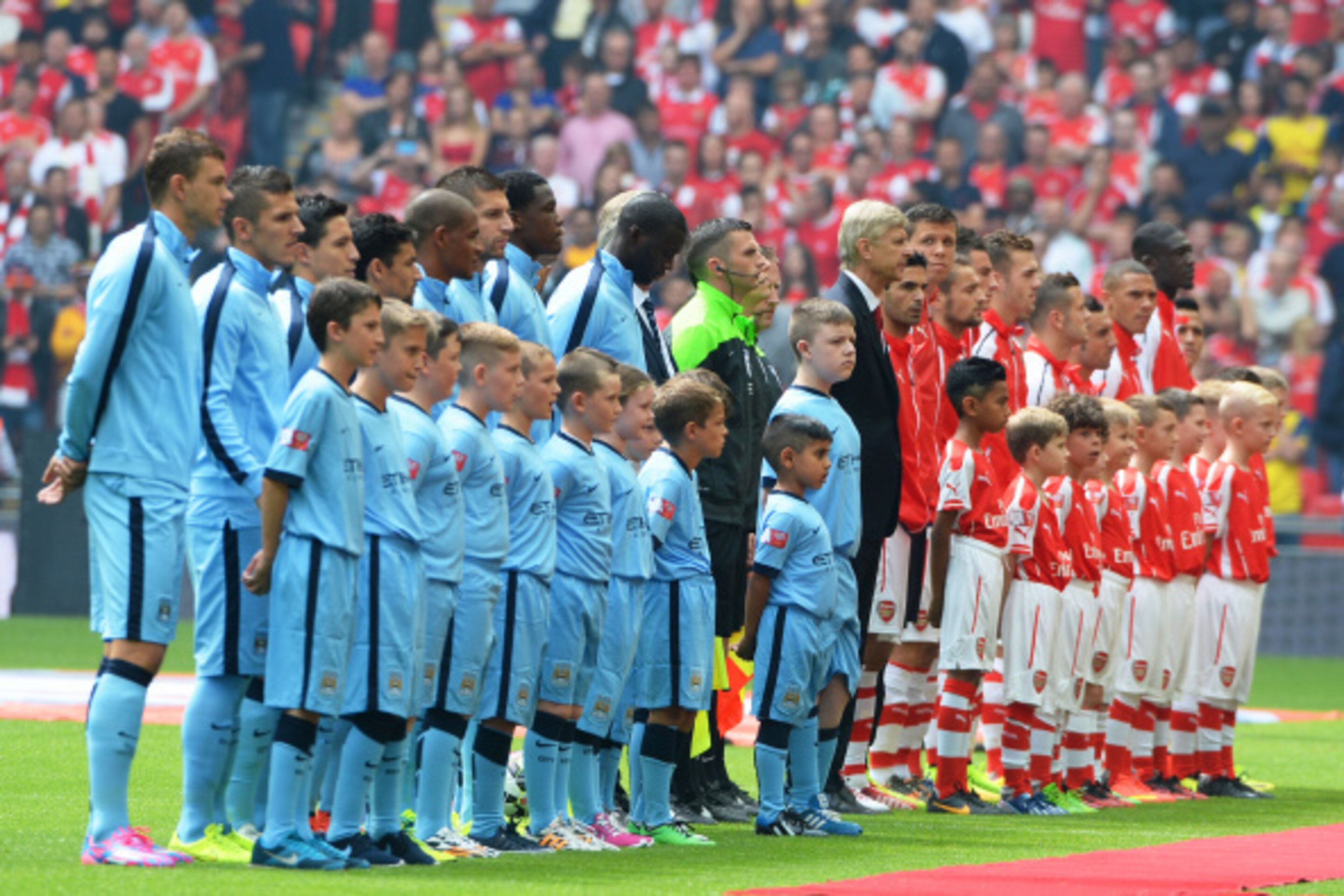 LONDON, ENGLAND - AUGUST 10: The Manchester City and Arsenal teams line up during the FA Community Shield match Manchester City and Arsenal at Wembley Stadium on August 10, 2014 in London, England.  (Photo by Ross Kinnaird/Getty Images)
