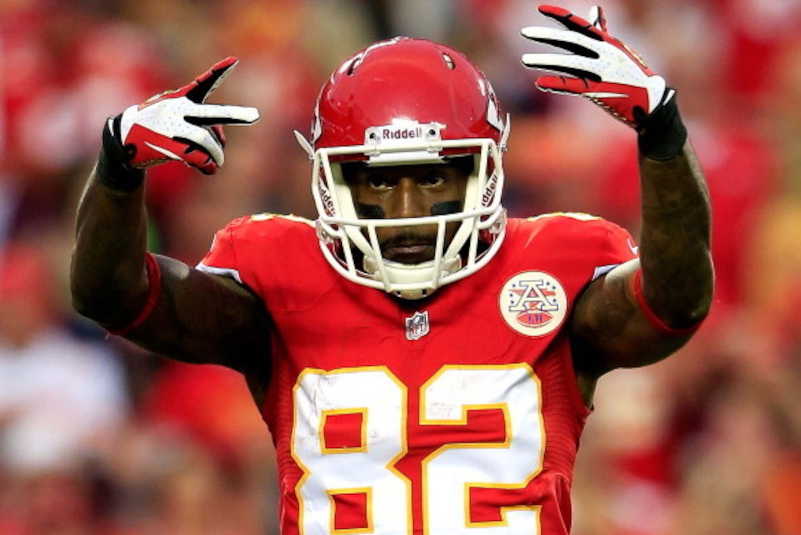 KANSAS CITY, MO - OCTOBER 20:  Wide receiver Dwayne Bowe #82 of the Kansas City Chiefs holds up 7 fingers as the Chiefs defeat the Houston Texans 17-16 to win the game and advance to a 7-0 record at Arrowhead Stadium on October 20, 2013 in Kansas City, Mi