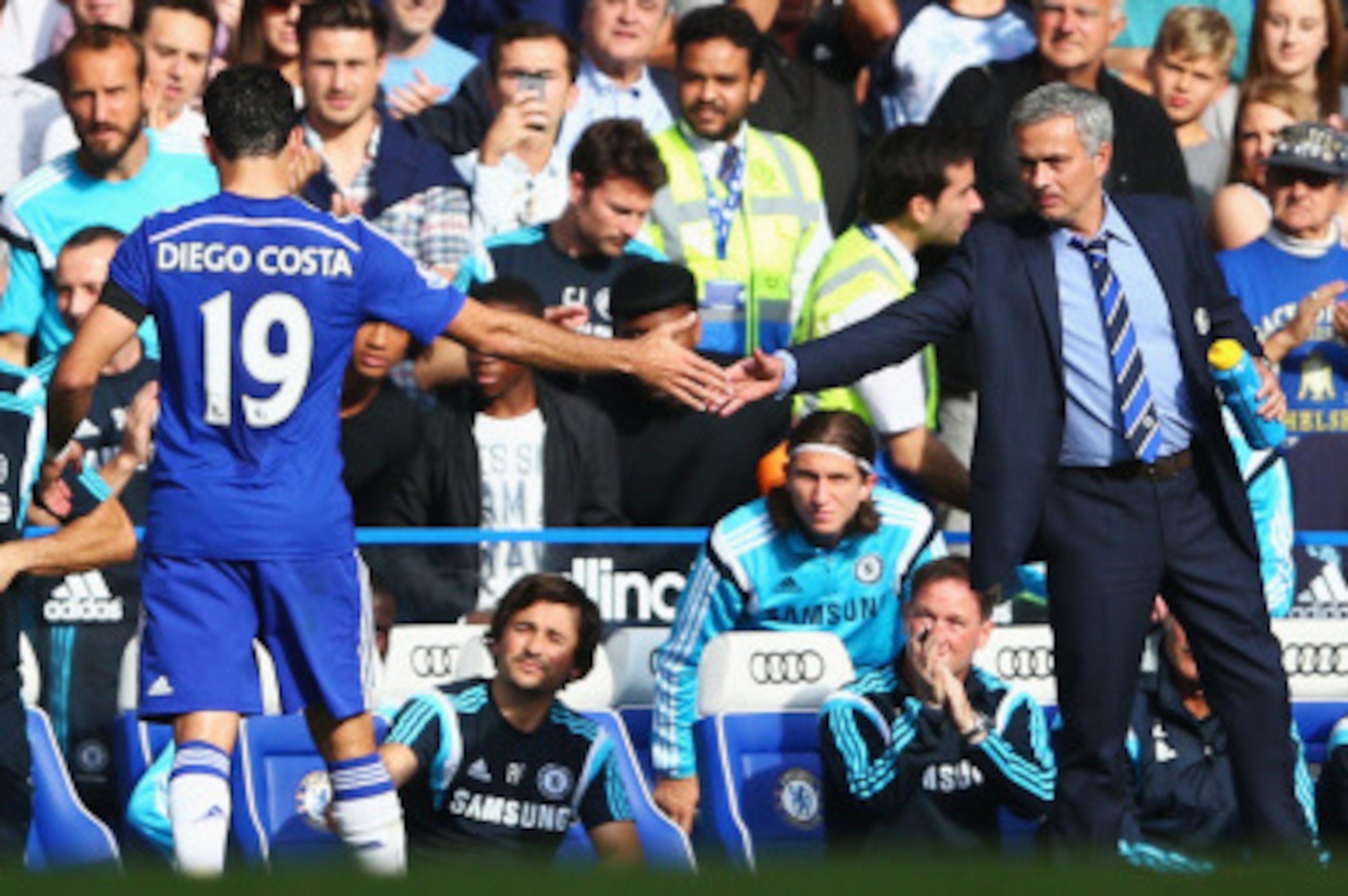 LONDON, ENGLAND - SEPTEMBER 13: Hat trick scorer Diego Costa of Chelsea shakes hands with Jose Mourinho manager of Chelsea during the Barclays Premier League match between Chelsea and Swansea City at Stamford Bridge on September 13, 2014 in London, Engla LONDON, ENGLAND - SEPTEMBER 13: Hat trick scorer Diego Costa of Chelsea shakes hands with Jose Mourinho manager of Chelsea during the Barclays Premier League match between Chelsea and Swansea City at Stamford Bridge on September 13, 2014 in London, Engla