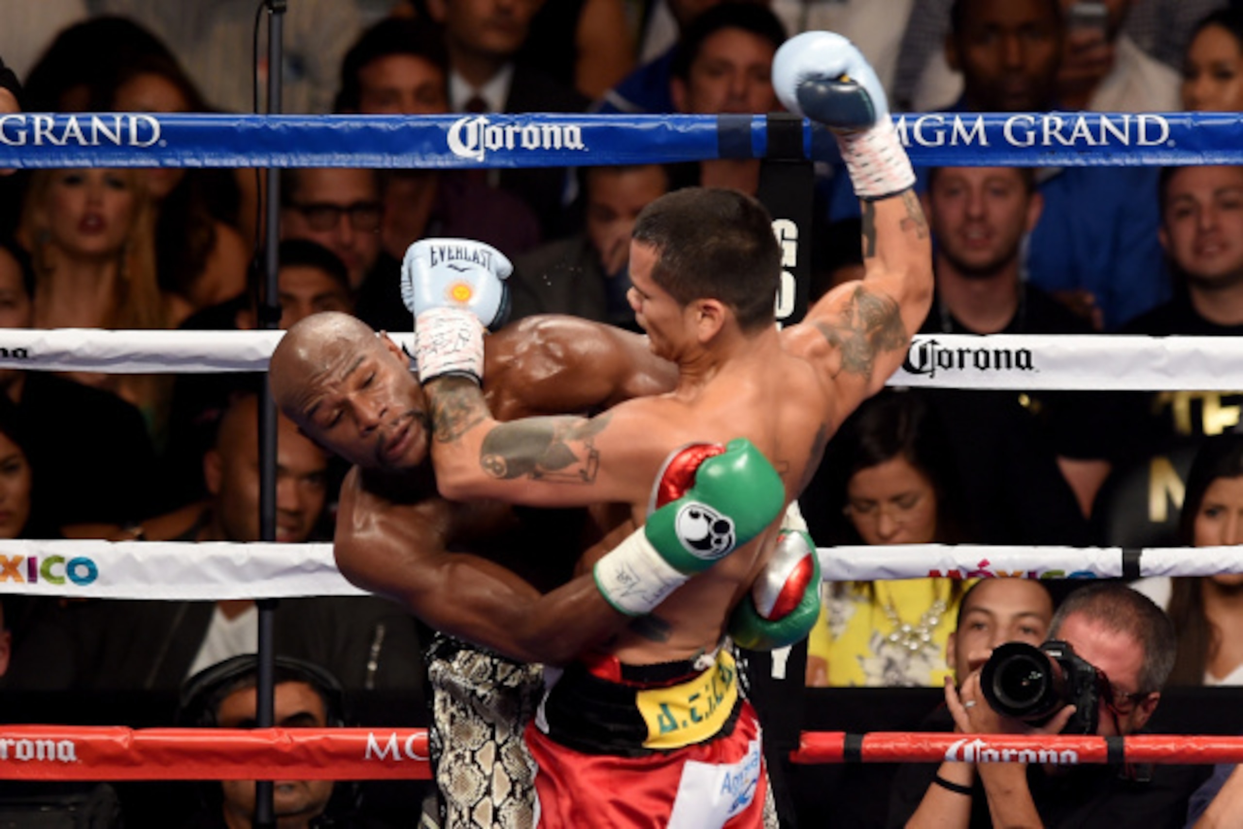 LAS VEGAS, NV - SEPTEMBER 13:  (L-R) Floyd Mayweather Jr. and Marcos Maidana get tangled up during their WBC/WBA welterweight title fight at the MGM Grand Garden Arena on September 13, 2014 in Las Vegas, Nevada.  (Photo by Ethan Miller/Getty Images)