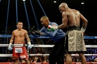 Sep 13, 2014; Las Vegas, NV, USA; Boxing referee Kenny Bayless separates Floyd Mayweather (green gloves) after he was bitten on the hand by Marcos Maidana (blue gloves) during their WBC & WBA Welterweight and WBC Superwelter Weight title fight at the MGM 