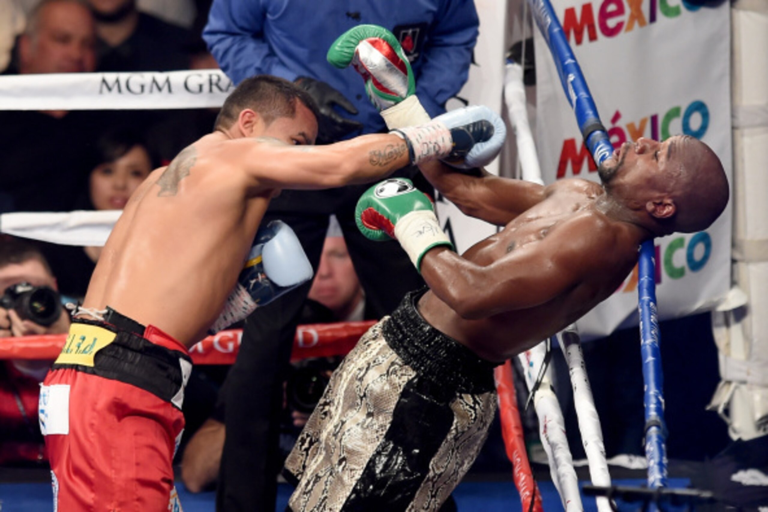LAS VEGAS, NV - SEPTEMBER 13:  (L-R) Marcos Maidana throws a right to the face of Floyd Mayweather Jr. during their WBC/WBA welterweight title fight at the MGM Grand Garden Arena on September 13, 2014 in Las Vegas, Nevada.  (Photo by Ethan Miller/Getty Im