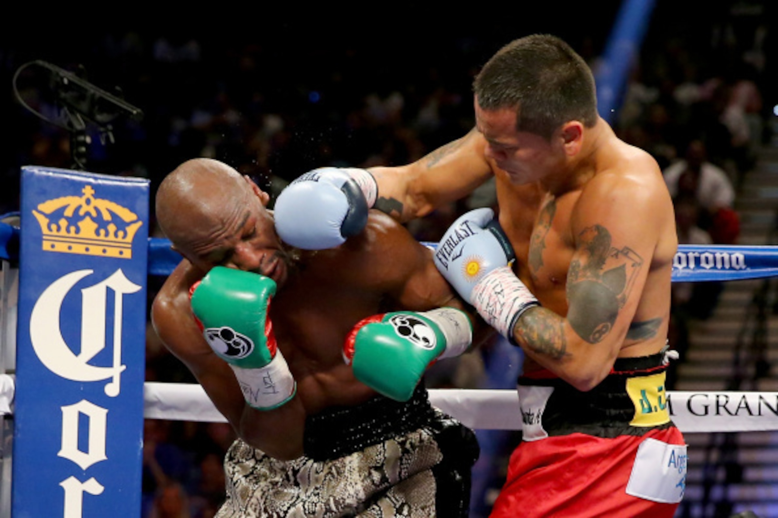 LAS VEGAS, NV - SEPTEMBER 13:  (R-L) Marcos Maidana connects with a right to the face of Floyd Mayweather Jr. during their WBC/WBA welterweight title fight at the MGM Grand Garden Arena on September 13, 2014 in Las Vegas, Nevada.  (Photo by Al Bello/Getty