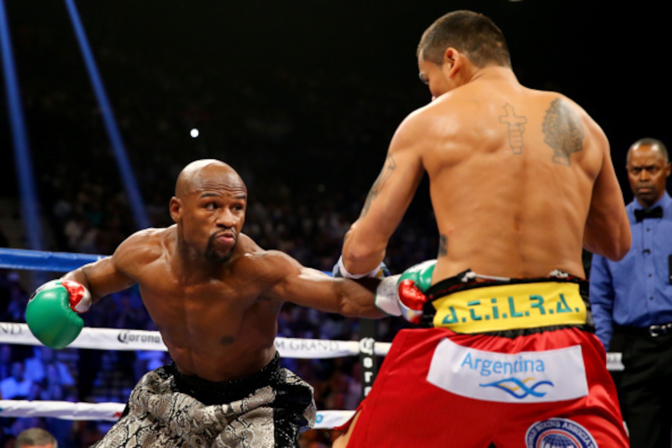 LAS VEGAS, NV - SEPTEMBER 13:  (L-R) Floyd Mayweather Jr. throws a left to the body of Marcos Maidana during their WBC/WBA welterweight title fight at the MGM Grand Garden Arena on September 13, 2014 in Las Vegas, Nevada.  (Photo by Al Bello/Getty Images)