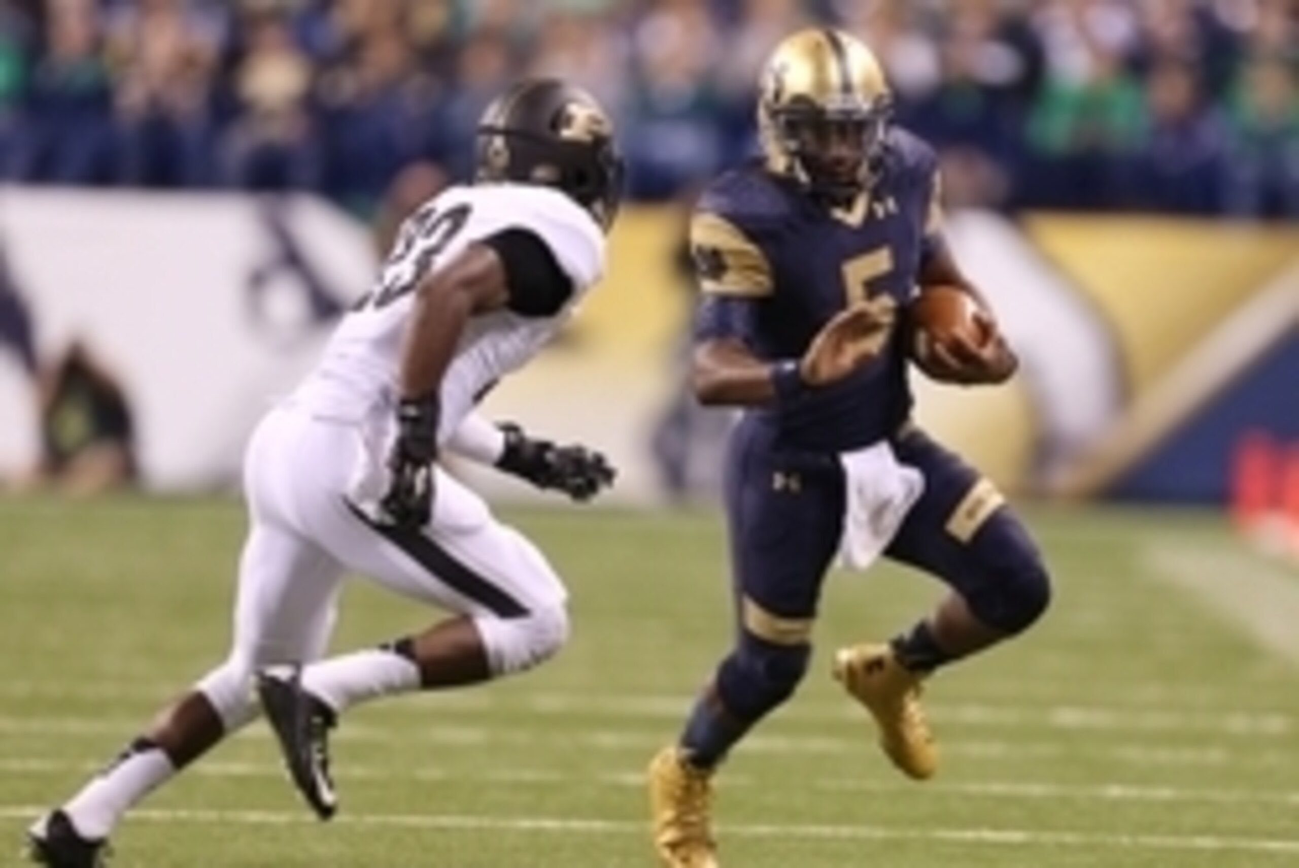 Sep 13, 2014; Indianapolis, IN, USA; Notre Dame Fighting Irish quarterback Everett Golson (5) runs to the outside against the Purdue Boilermakers at Lucas Oil Stadium. Notre Dame defeats Purdue 30-14. Mandatory Credit: Brian Spurlock-USA TODAY Sports