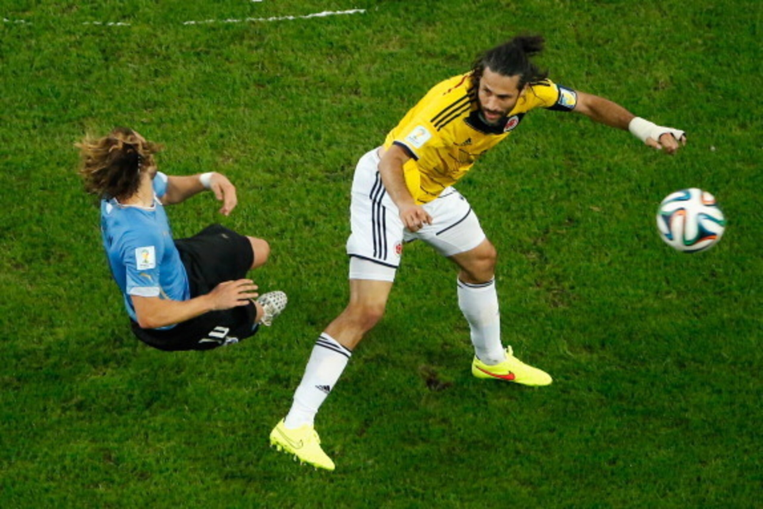 RIO DE JANEIRO, BRAZIL - JUNE 28:  Diego Forlan of Uruguay and Mario Yepes of Colombia compete for the ball during the 2014 FIFA World Cup Brazil round of 16 match between Colombia and Uruguay at Maracana on June 28, 2014 in Rio de Janeiro, Brazil.  (Phot