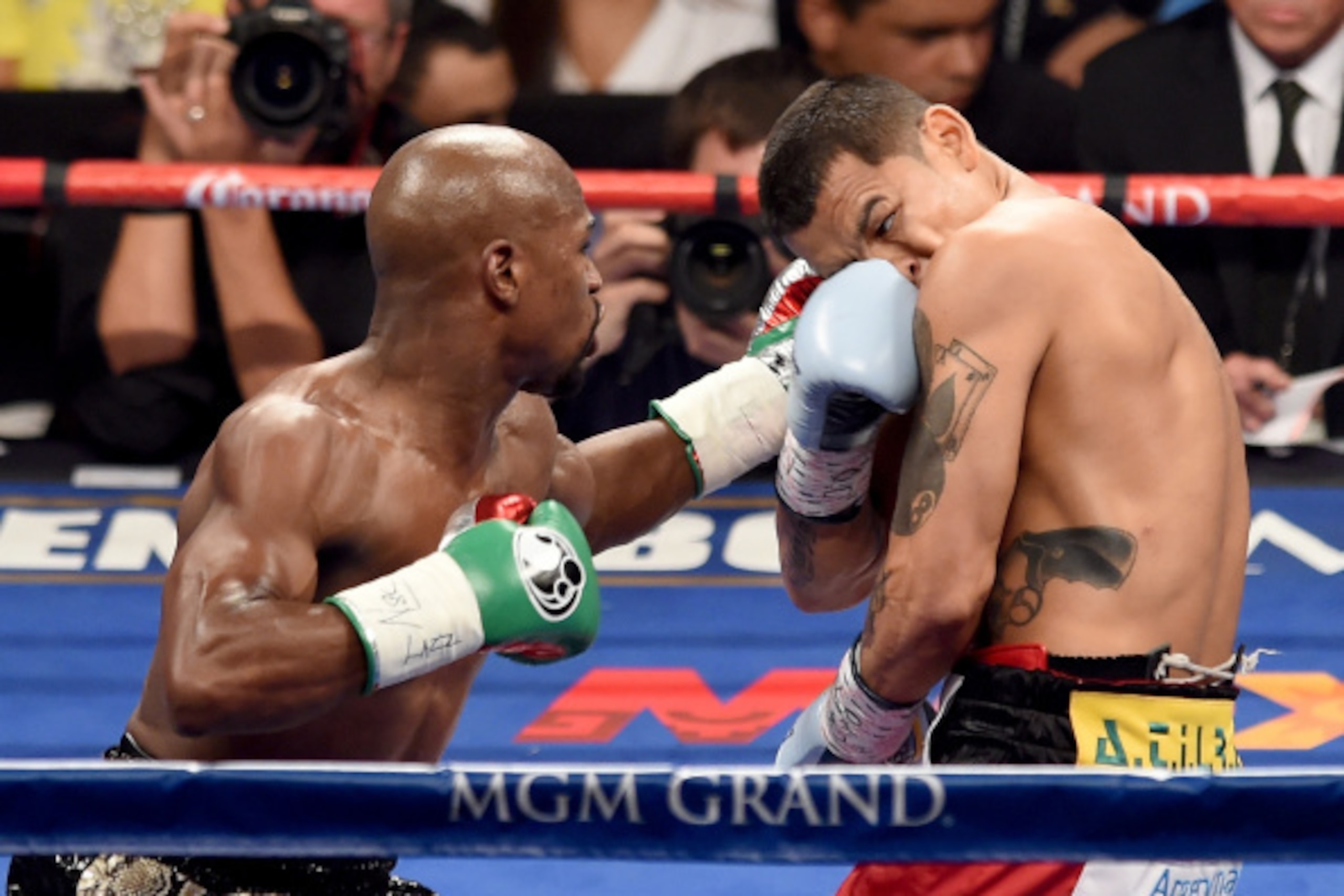 LAS VEGAS, NV - SEPTEMBER 13:  (L-R) Floyd Mayweather Jr. throws a left to the face of Marcos Maidana during their WBC/WBA welterweight title fight at the MGM Grand Garden Arena on September 13, 2014 in Las Vegas, Nevada.  (Photo by Ethan Miller/Getty Ima
