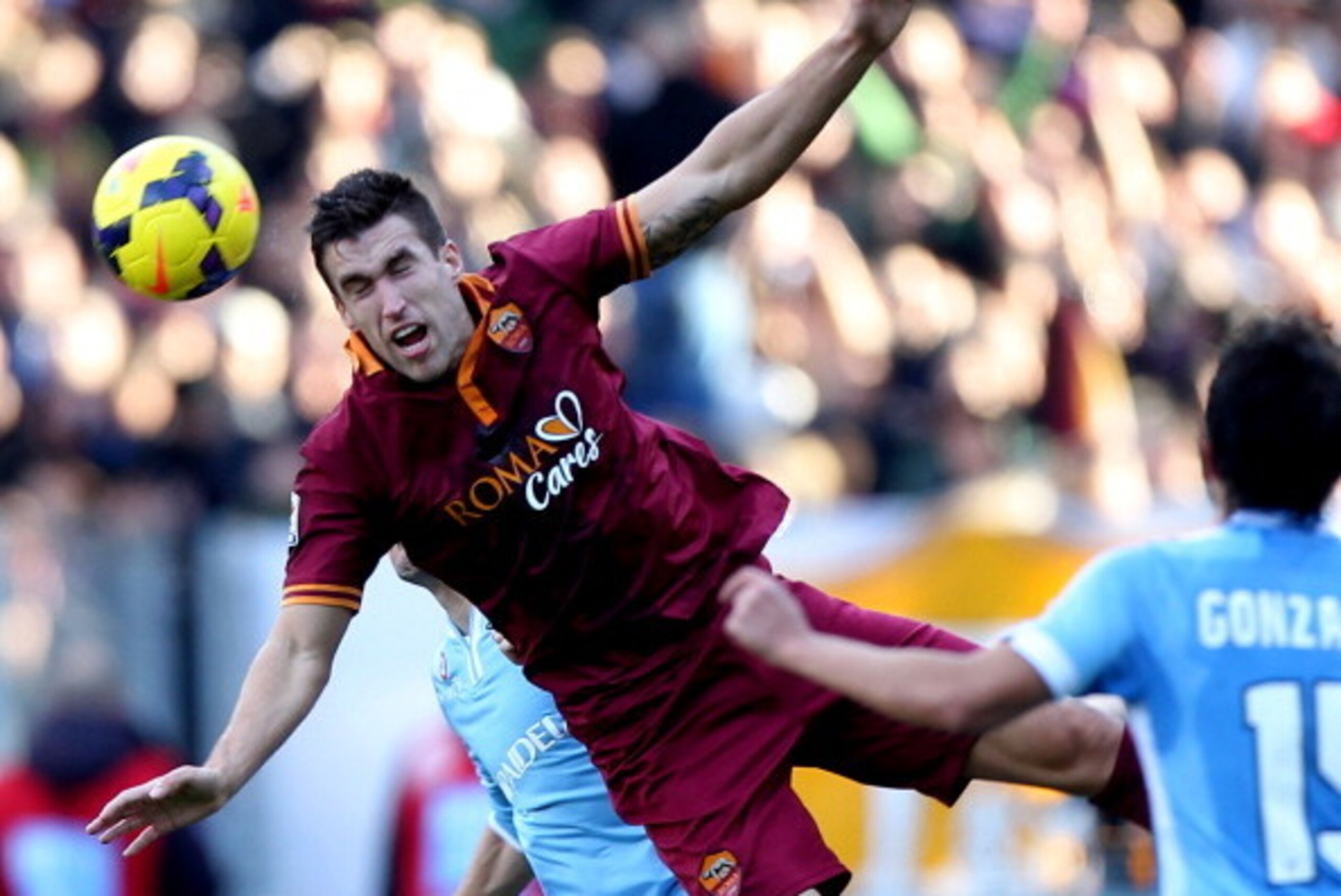 ROME, ITALY - FEBRUARY 09:  Kevin Strootman of AS Roma in action during the Serie A match between SS Lazio and AS Roma at Stadio Olimpico on February 9, 2014 in Rome, Italy.  (Photo by Paolo Bruno/Getty Images)