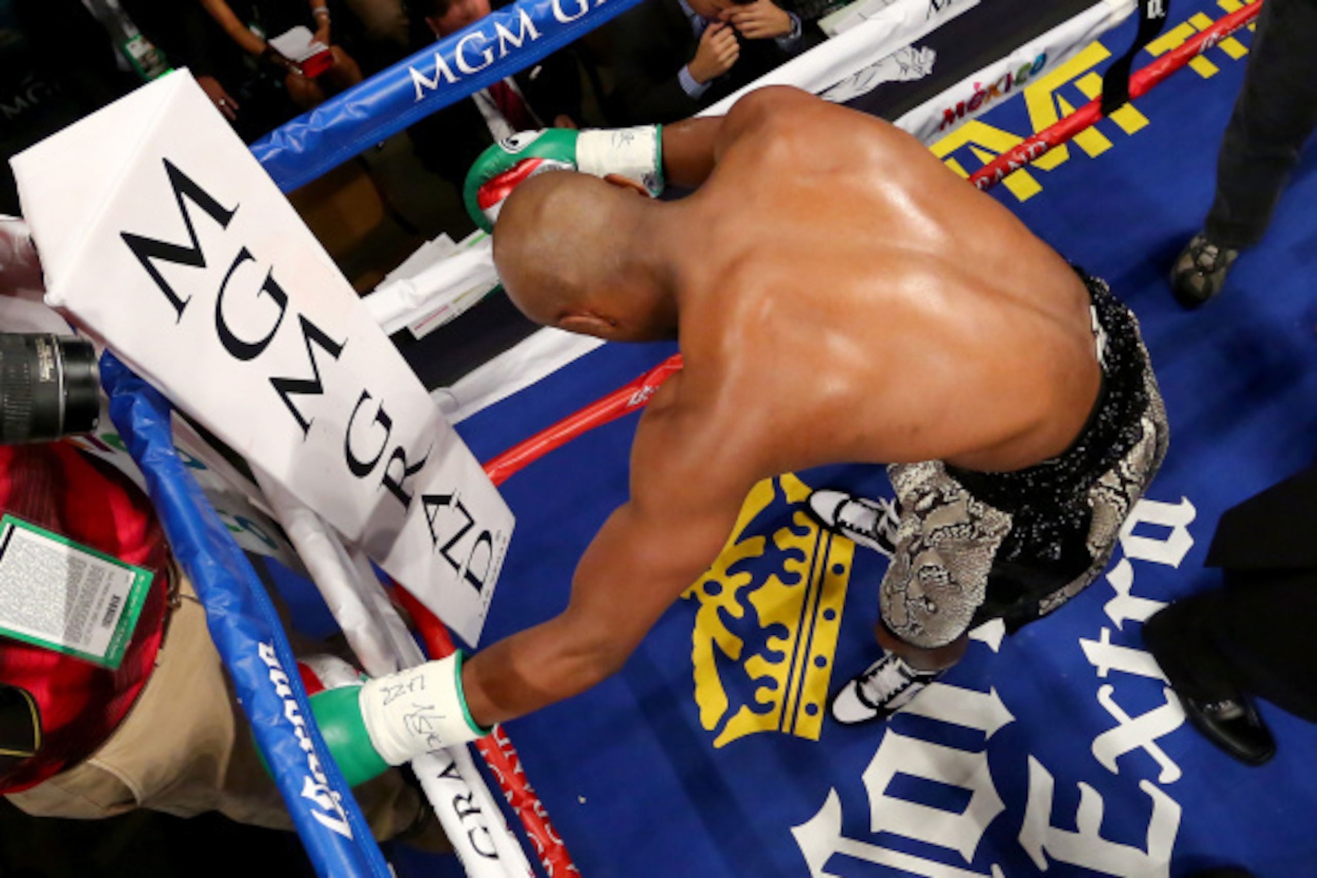 LAS VEGAS, NV - SEPTEMBER 13:  Floyd Mayweather Jr. stands in the corner before taking on Marcos Maidana before their WBC/WBA welterweight title fight at the MGM Grand Garden Arena on September 13, 2014 in Las Vegas, Nevada.  (Photo by Al Bello/Getty Imag