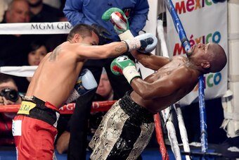 LAS VEGAS, NV - SEPTEMBER 13:  (L-R) Marcos Maidana throws a right to the face of Floyd Mayweather Jr. during their WBC/WBA welterweight title fight at the MGM Grand Garden Arena on September 13, 2014 in Las Vegas, Nevada.  (Photo by Ethan Miller/Getty Im