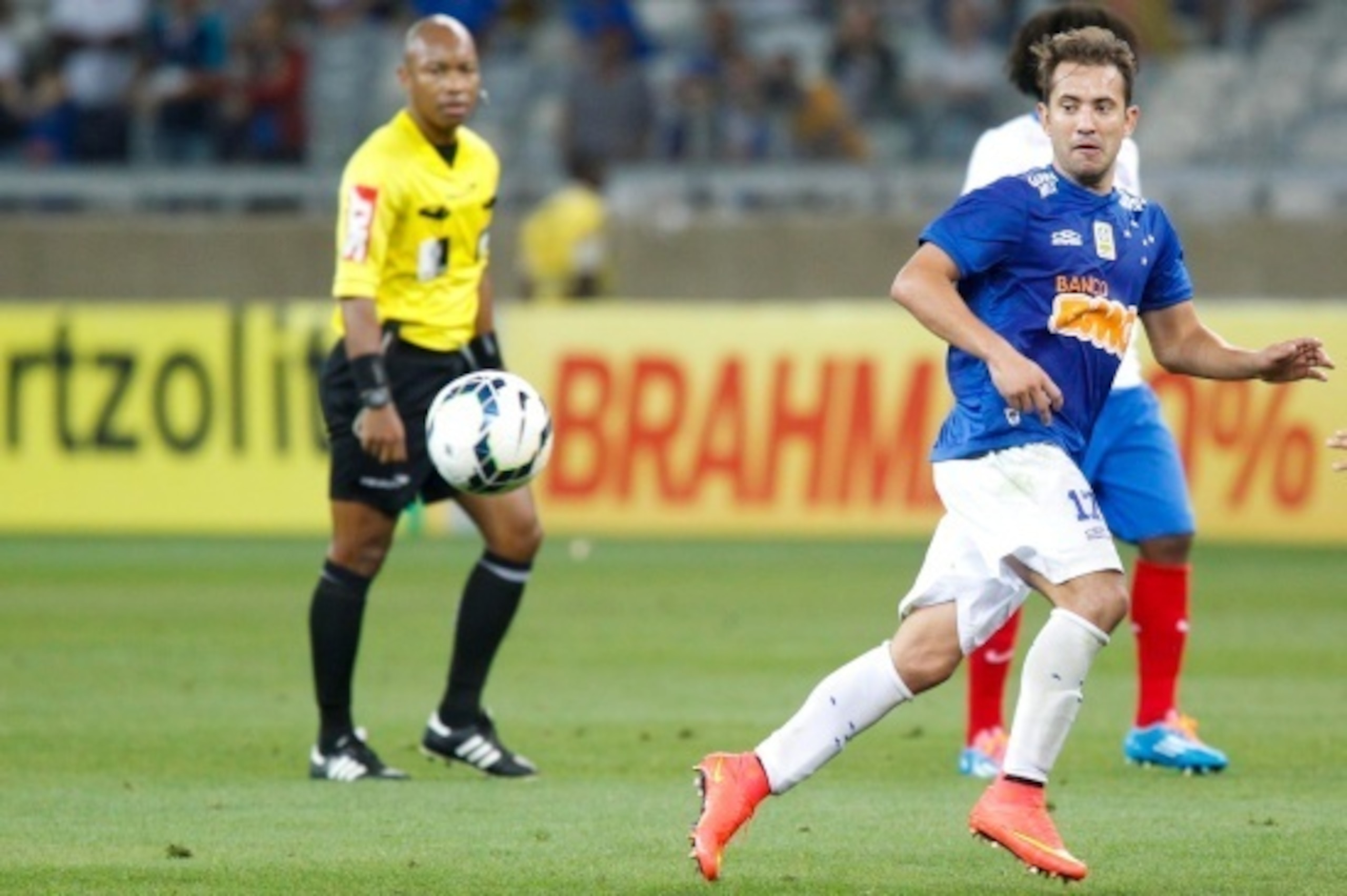 BELO HORIZONTE, BRAZIL - SEPTEMBER 11: Everton Ribeiro #17 of Cruzeiro in action during a match between Cruzeiro and Bahia as part of Brasileirao Series A 2014 at Mineirao Stadium on September 11, 2014 in Belo Horizonte, Brazil. (Photo by Washington Alves