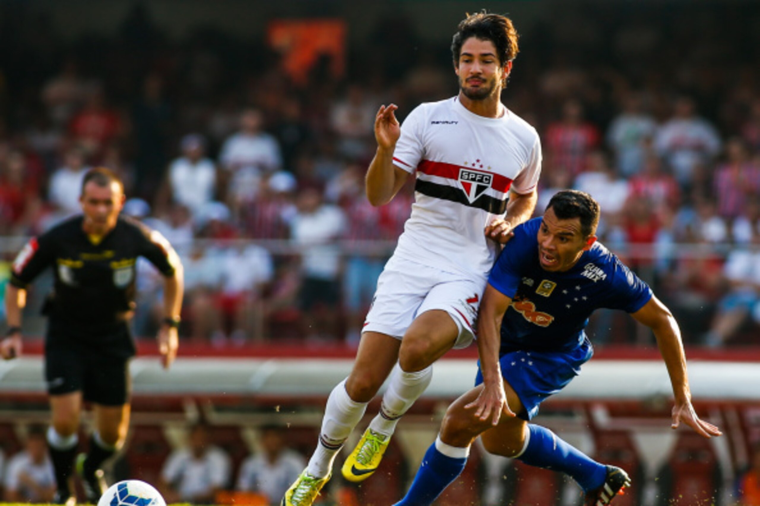 SAO PAULO, BRAZIL - SEPTEMBER 14: Alexandre Pato #10 of Sao Paulo in action during the match between Sao Paulo and Cruzeiro for the Brazilian Series A 2014 at Morumbi stadium on September 14, 2014 in Sao Paulo, Brazil. (Photo by Alexandre Schneider/Getty 