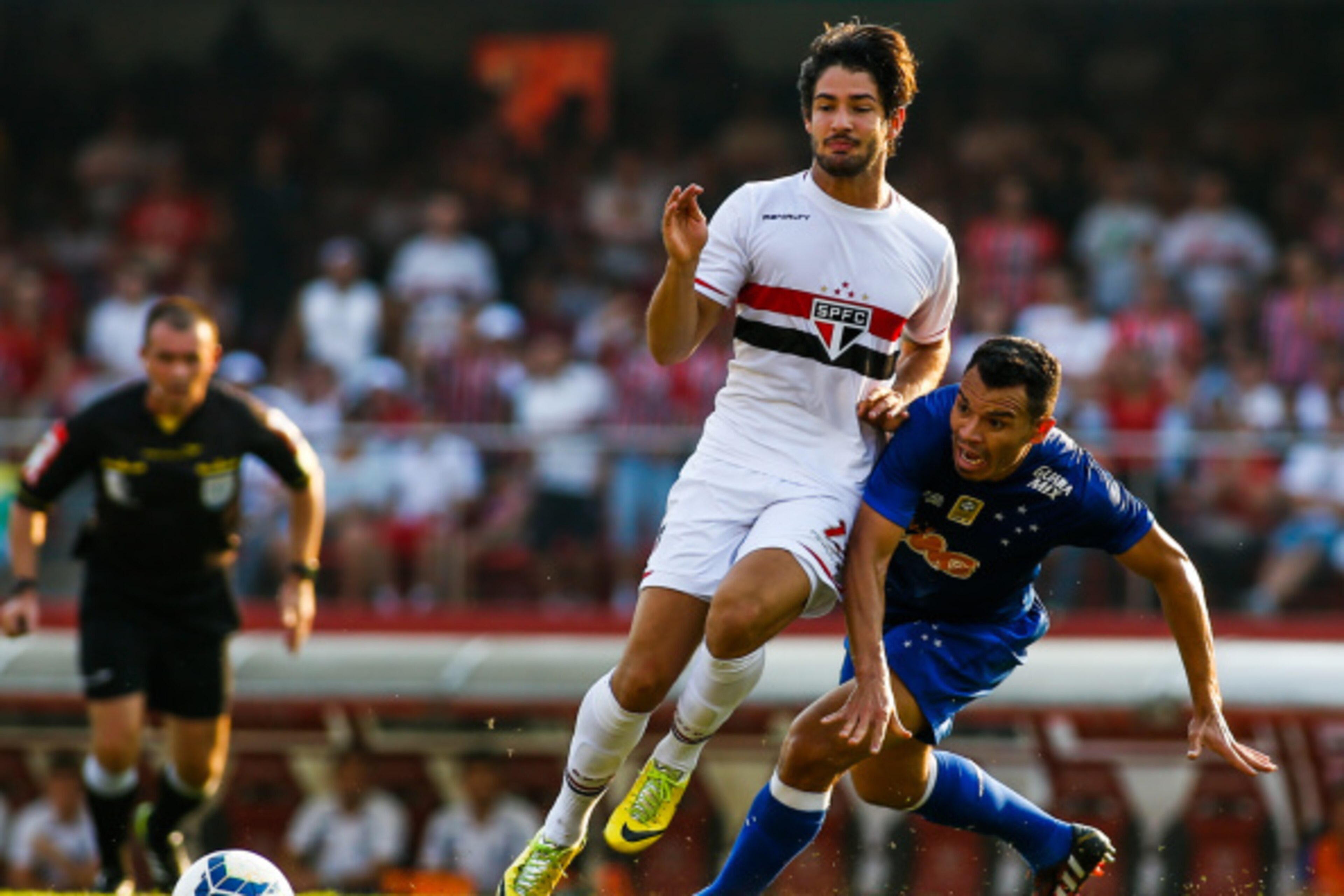 SAO PAULO, BRAZIL - SEPTEMBER 14: Alexandre Pato #10 of Sao Paulo in action during the match between Sao Paulo and Cruzeiro for the Brazilian Series A 2014 at Morumbi stadium on September 14, 2014 in Sao Paulo, Brazil. (Photo by Alexandre Schneider/Getty 