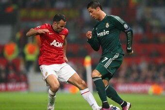 MANCHESTER, ENGLAND - MARCH 05:  Ryan Giggs of Manchester United challenges Cristiano Ronaldo of Real Madrid during the UEFA Champions League Round of 16 Second leg match between Manchester United and Real Madrid at Old Trafford on March 5, 2013 in Manche