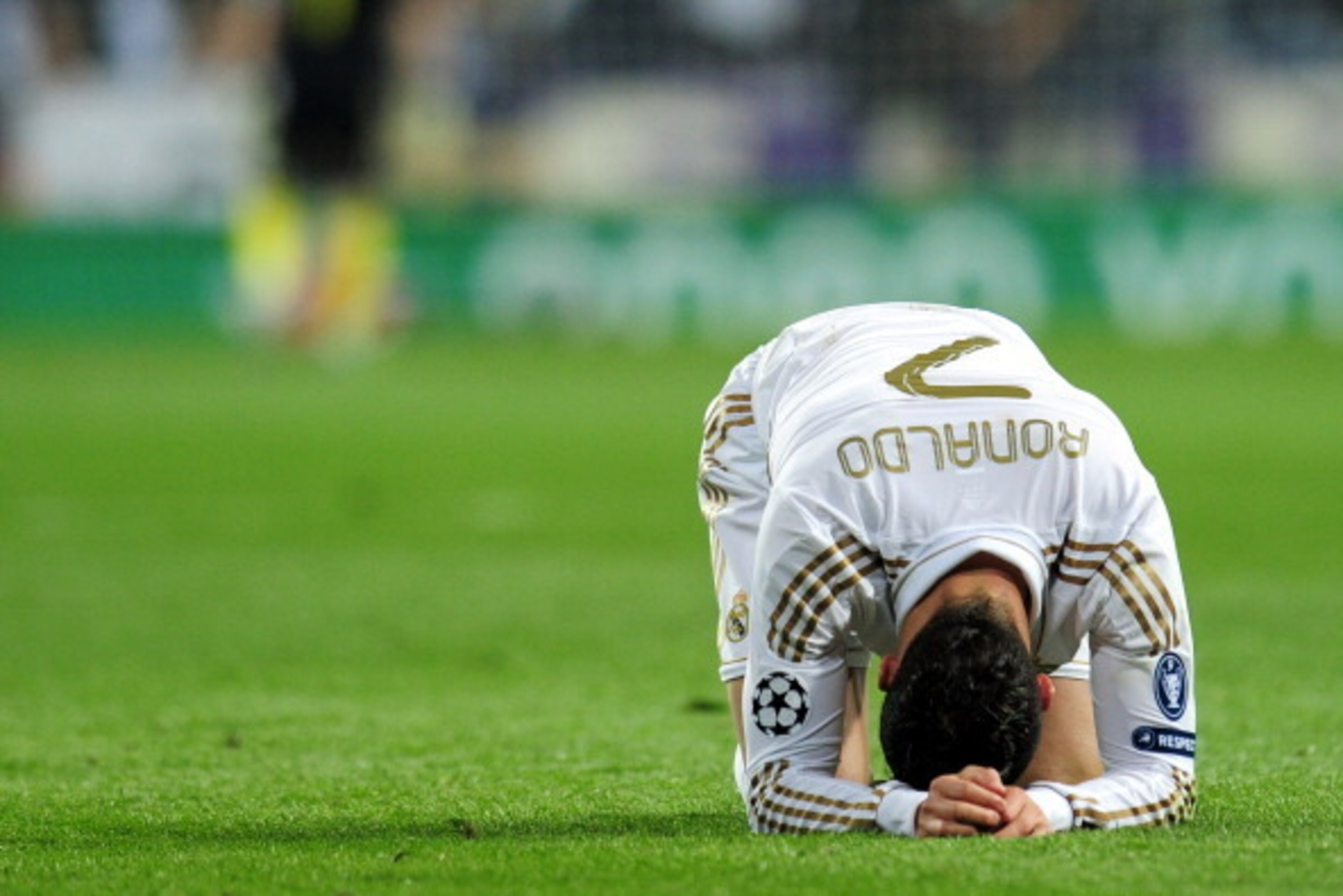 MADRID, SPAIN - APRIL 25: Cristiano Ronaldo of Real Madrid reacts during the UEFA Champions League Semi Final second leg between Real Madrid CF and Bayern Munich at The Bernabeu Stadium on April 25, 2012 in Madrid, Spain. (Photo by Shaun Botterill/Getty MADRID, SPAIN - APRIL 25: Cristiano Ronaldo of Real Madrid reacts during the UEFA Champions League Semi Final second leg between Real Madrid CF and Bayern Munich at The Bernabeu Stadium on April 25, 2012 in Madrid, Spain. (Photo by Shaun Botterill/Getty