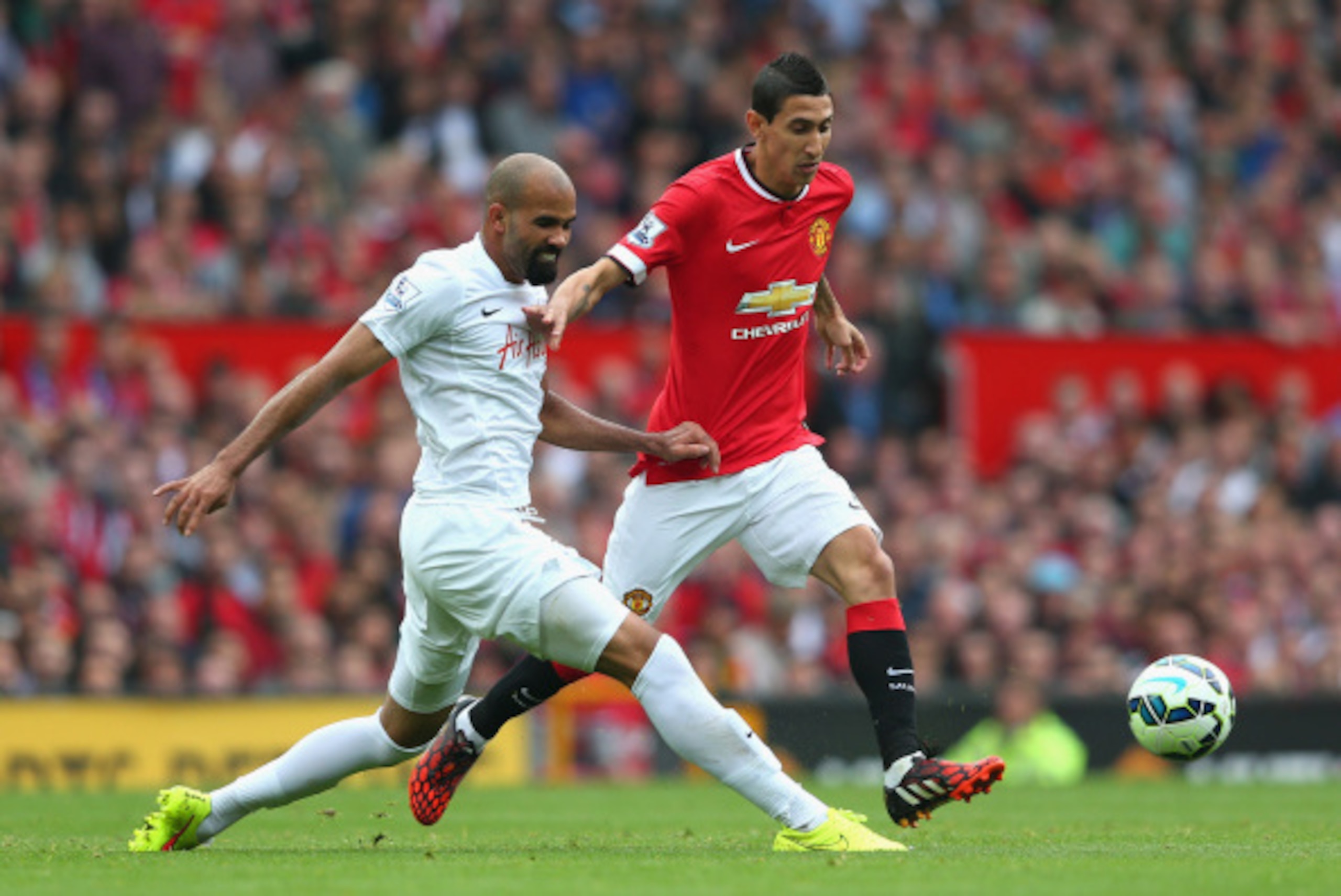 MANCHESTER, ENGLAND - SEPTEMBER 14:  Leroy Fer of QPR challenges Angel Di Maria of Manchester United during the Barclays Premier League match between Manchester United and Queens Park Rangers at Old Trafford on September 14, 2014 in Manchester, England.  