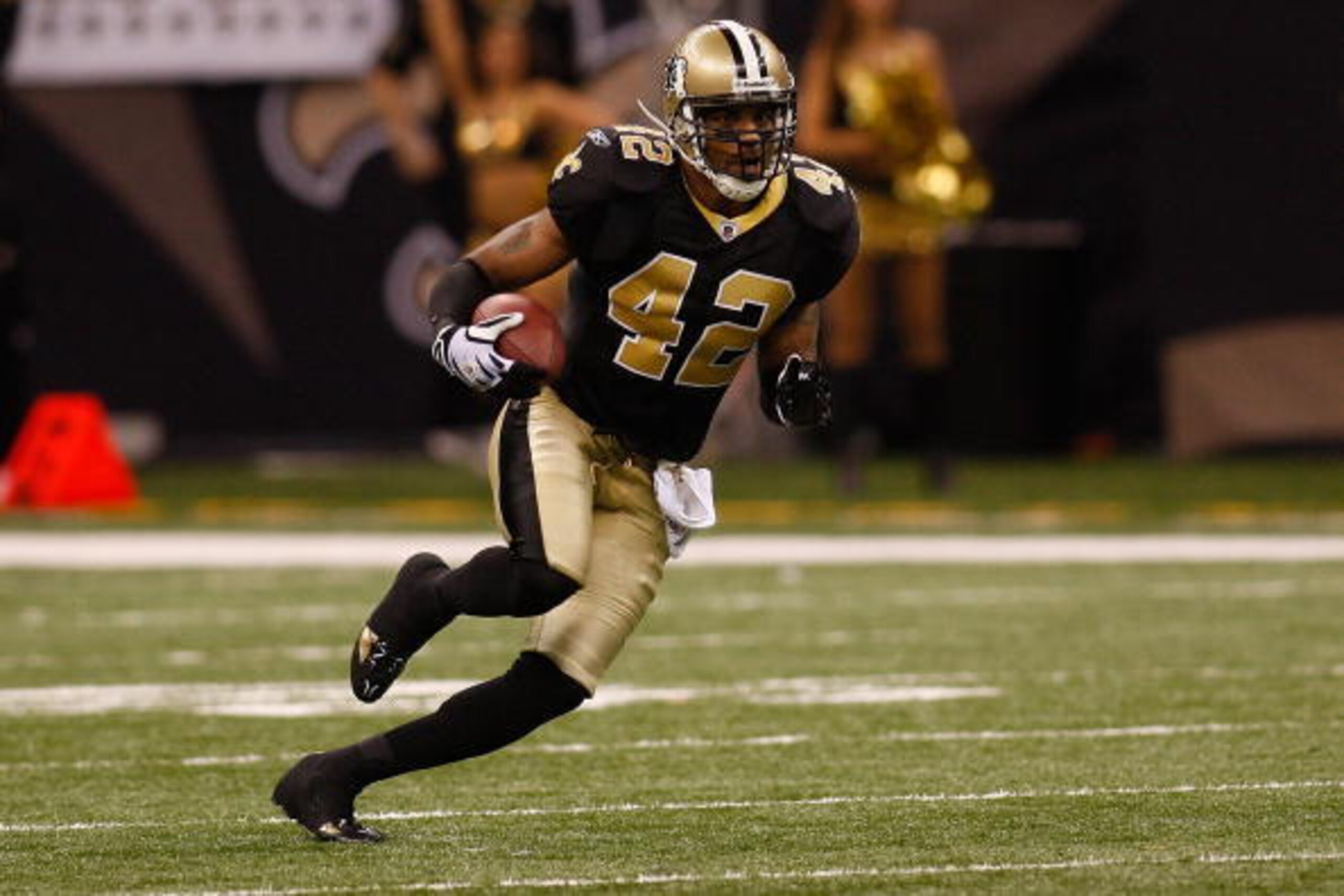 NEW ORLEANS - NOVEMBER 30:  Darren Sharper #42 of the New Orleans Saints intercepts the ball against the New England Patriots at the Louisiana Superdome on November 30, 2009  in New Orleans, Louisiana.  (Photo by Chris Graythen/Getty Images)