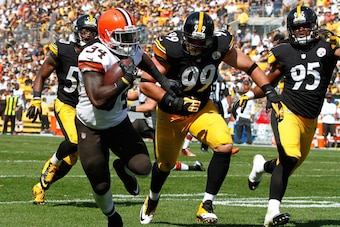 PITTSBURGH, PA - SEPTEMBER 7:  Isaiah Crowell #34 of the Cleveland Browns carries the ball for a touchdown in front of Brett Keisel #99 and Jarvis Jones #95 of the Pittsburgh Steelers during the third quarter at Heinz Field on September 7, 2014 in Pittsbu