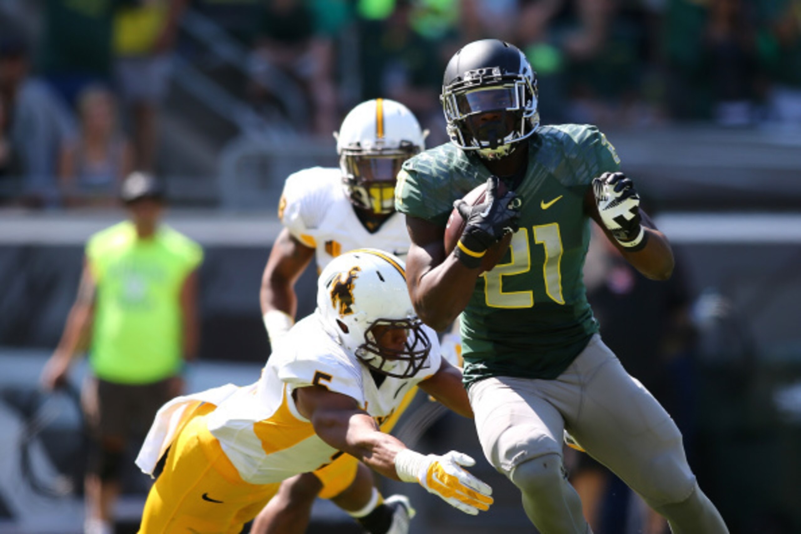 EUGENE, OR - SEPTEMBER 13:  Royce Freeman #21 of the Oregon Ducks runs for a touchdown against  the Wyoming Cowboys at Autzen Stadium on September 13, 2014  in Eugene, Oregon.  (Photo by Jonathan Ferrey/Getty Images)