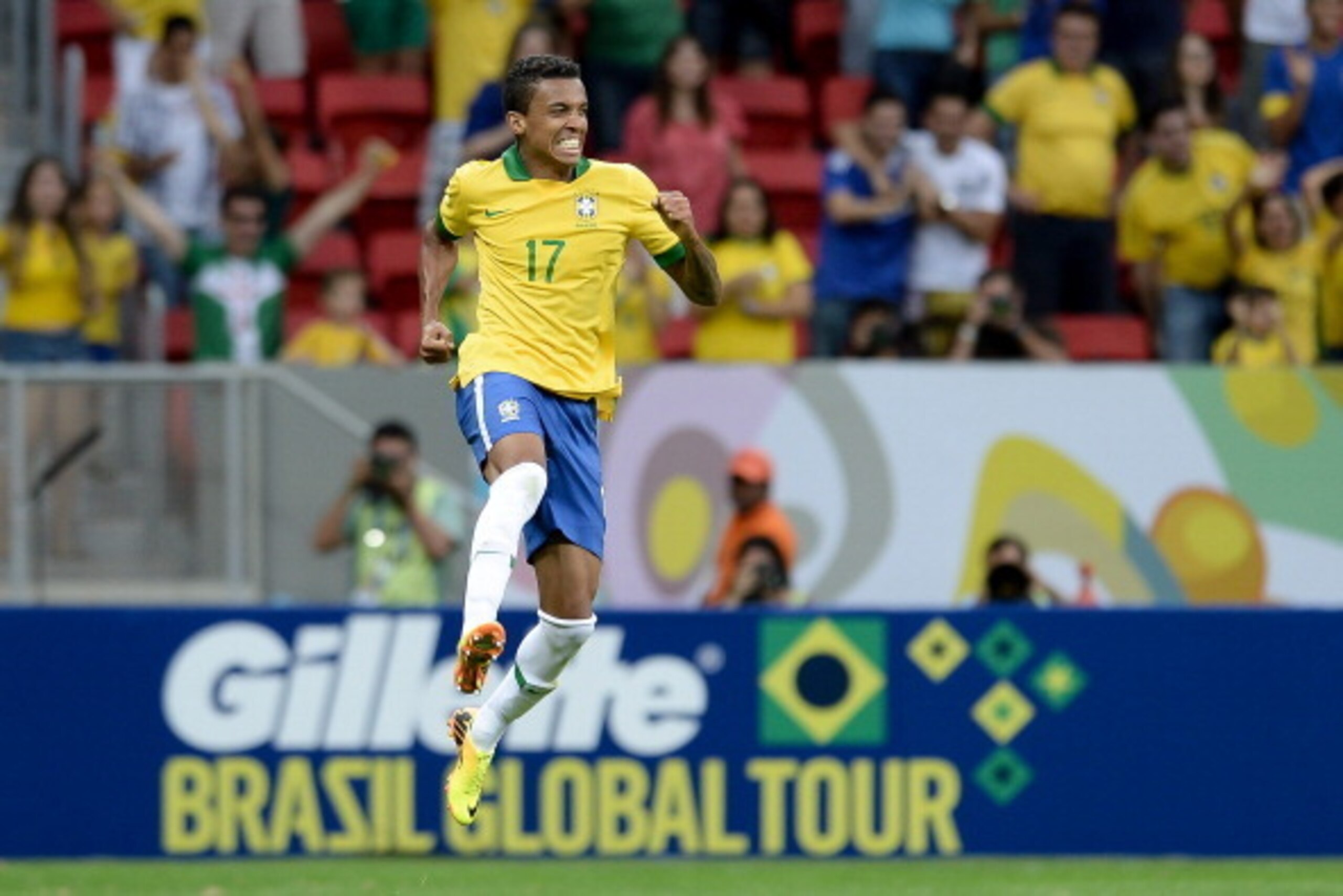 BRASILIA, BRAZIL - SEPTEMBER 07: Luiz Gustavo of Brazil  celebrates a scored goal during the International friendly between Brazil and Australia at Mane Garrincha Stadium on September 07, 2013 in Brasilia, Brazil. (Photo by Buda Mendes/Getty Images)