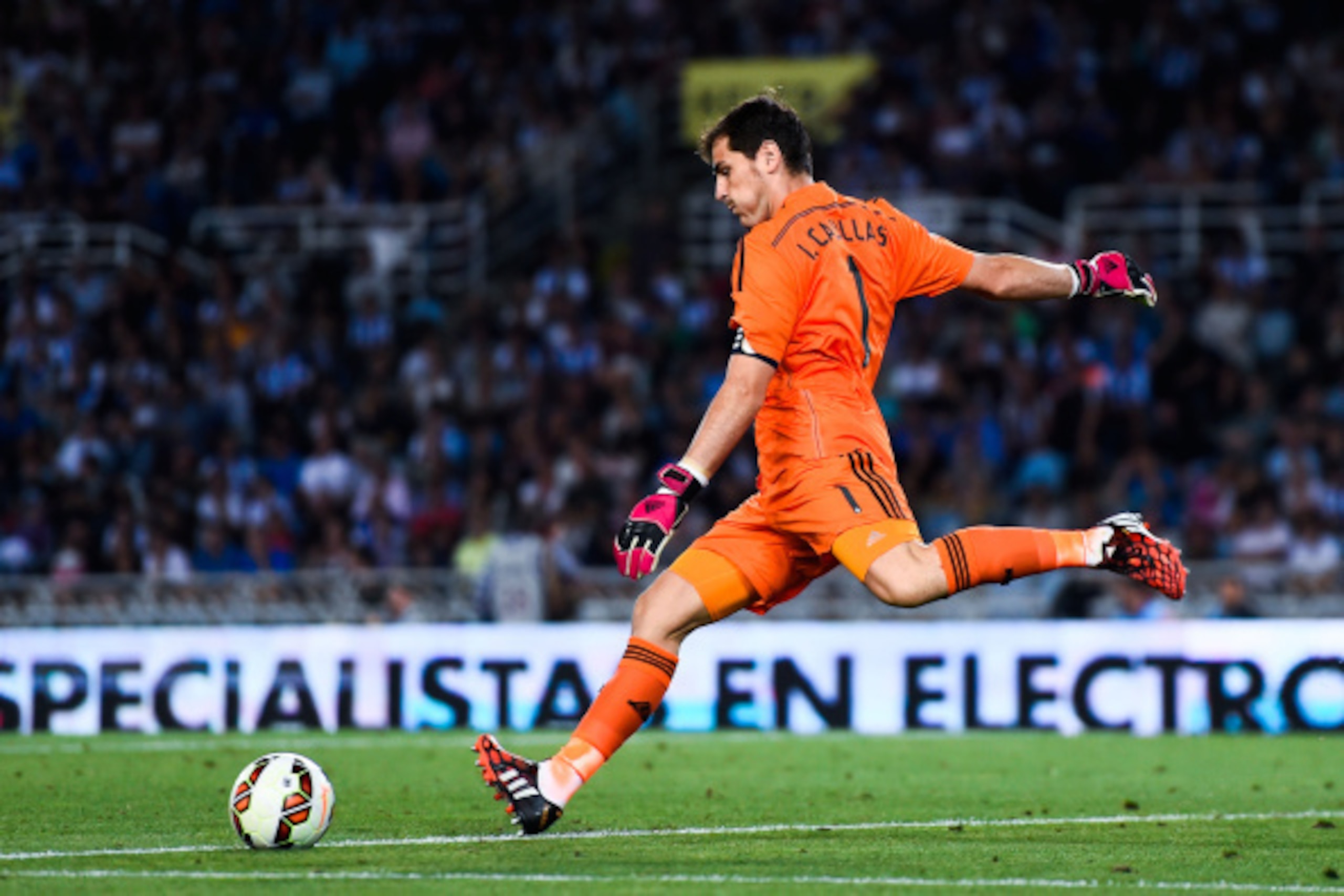 SAN SEBASTIAN, SPAIN - AUGUST 31:  Iker Casillas of Real Madrid CF kicks the ball during the La Liga match between Real Sociedad de Futbol and Real Madrid CF at Estadio Anoeta on August 31, 2014 in San Sebastian, Spain.  (Photo by David Ramos/Getty Images