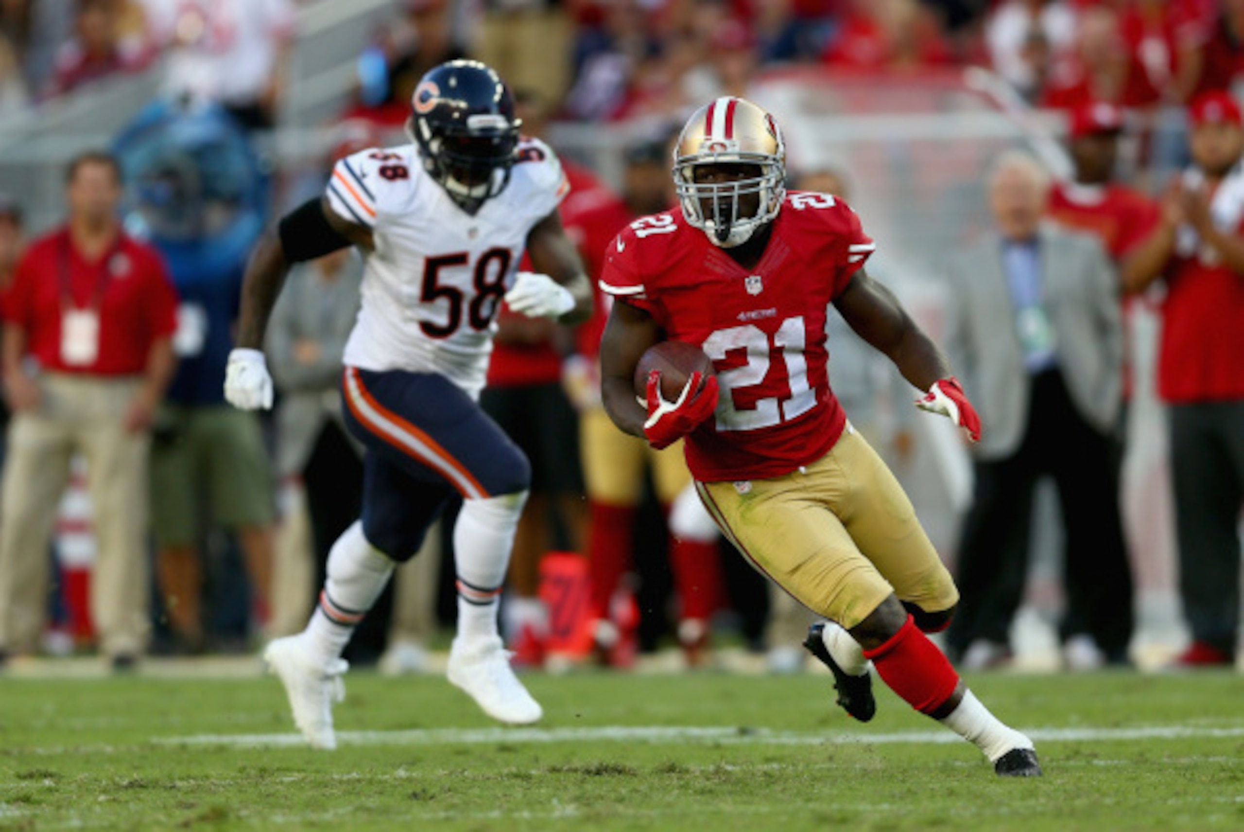 SANTA CLARA, CA - SEPTEMBER 14:  Running back Frank Gore #21 of the San Francisco 49ers is pursued by middle linebacker D.J. Williams #58 of the Chicago Bears at Levi's Stadium on September 14, 2014 in Santa Clara, California.  (Photo by Jeff Gross/Getty 