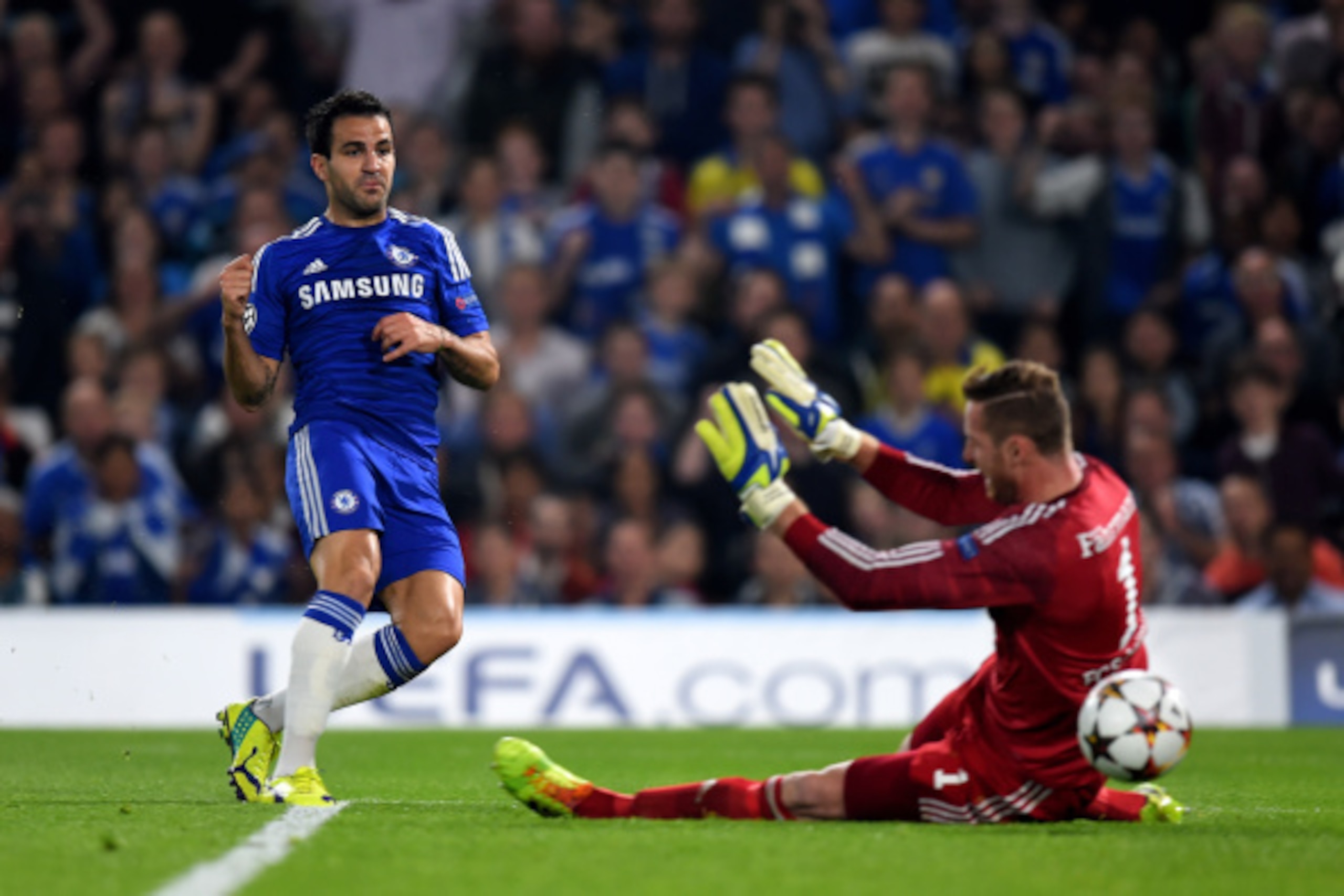 LONDON, ENGLAND - SEPTEMBER 17:  Cesc Fabregas of Chelsea scores the opening goal past Ralf Faehrmann of Schalke during the UEFA Champions League Group G match between Chelsea and FC Schalke 04 on September 17, 2014 in London, United Kingdom.  (Photo by M